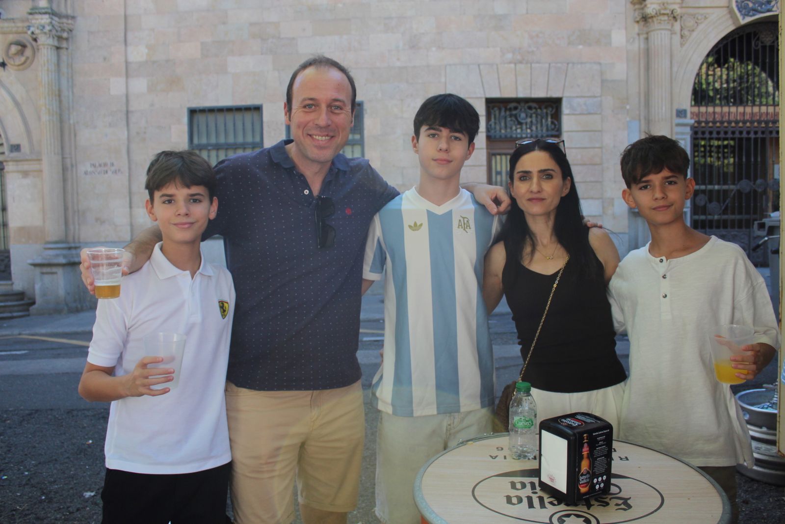 Ambiente en la Feria de Día en el mediodía de este domingo