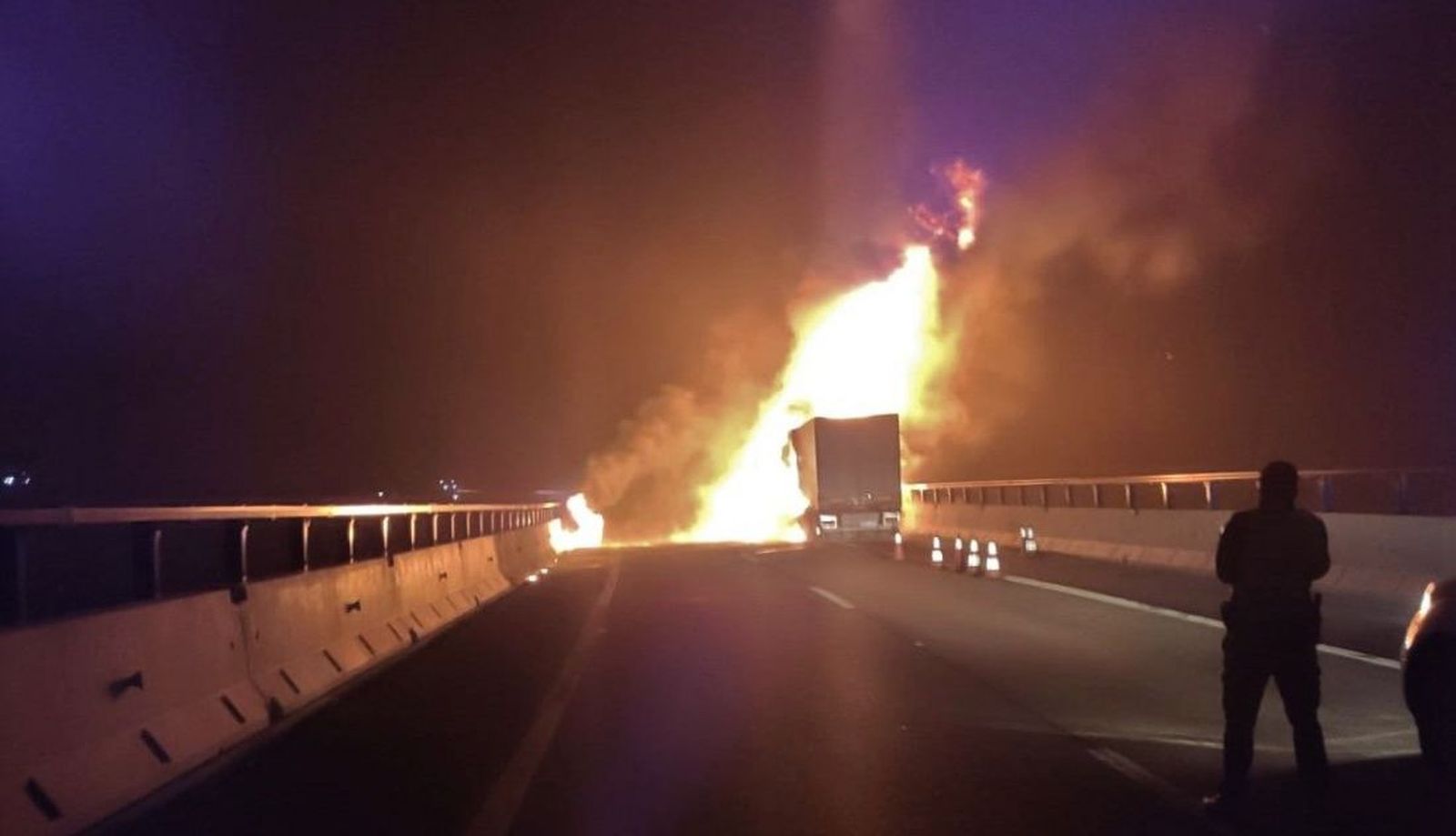 Imagen del camión incendiado