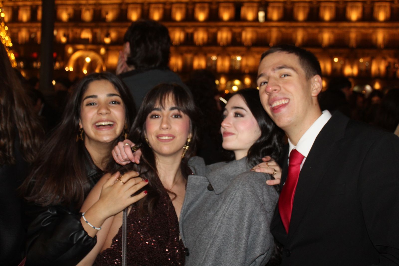 Miles de personas disfrutan de las campanadas y la fiesta del Fin de Año Universitario