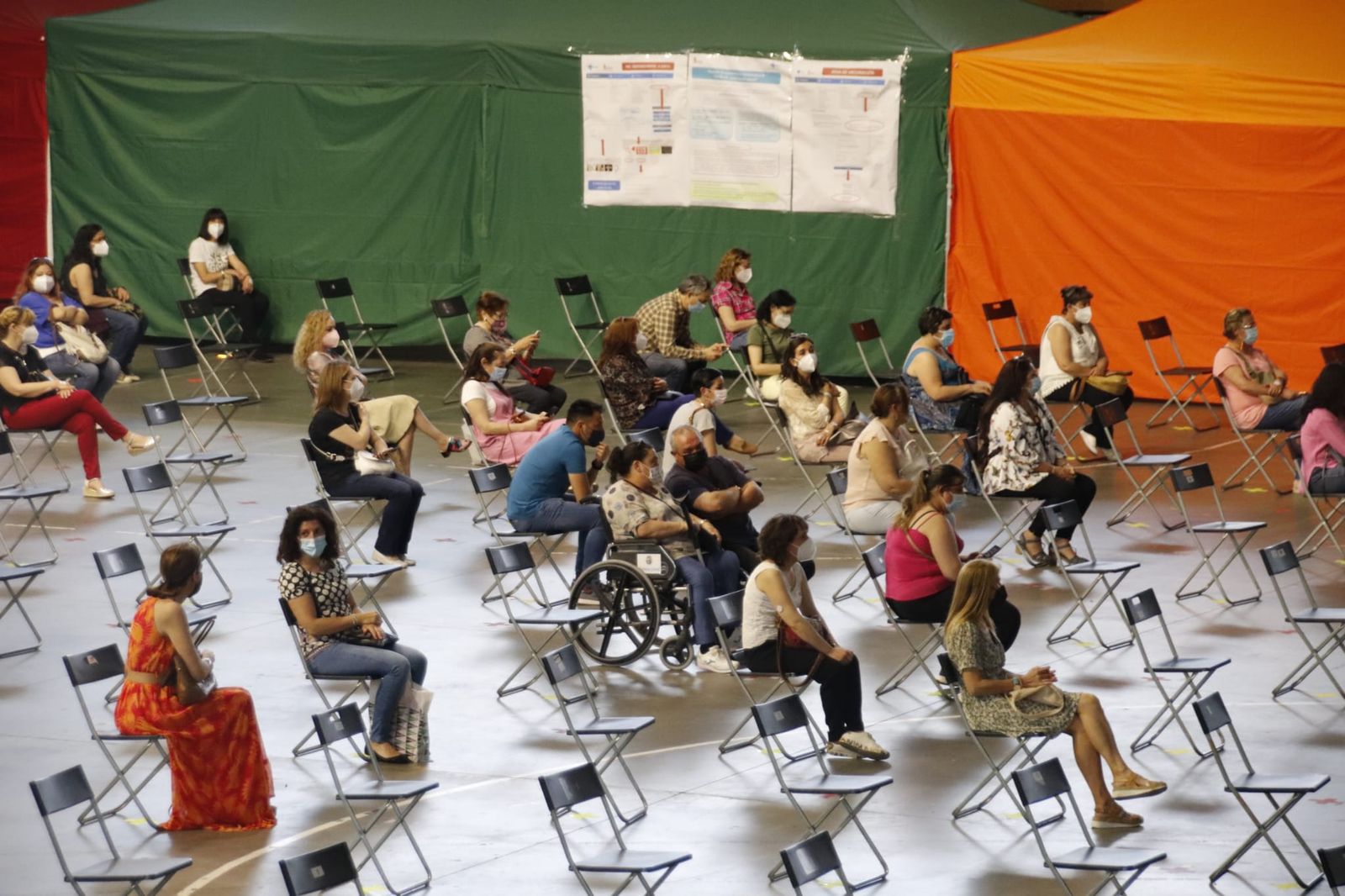 Salmantinos esperan en el Multiusos el pasado 29 de mayo para recibir una segunda dosis de la vacuna contra el COVID-19