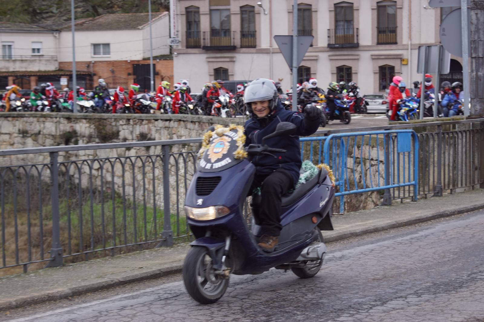 Alba de Tormes se despierta con el ruido de la 'Papanoelada motera' presidida por Papá Noel