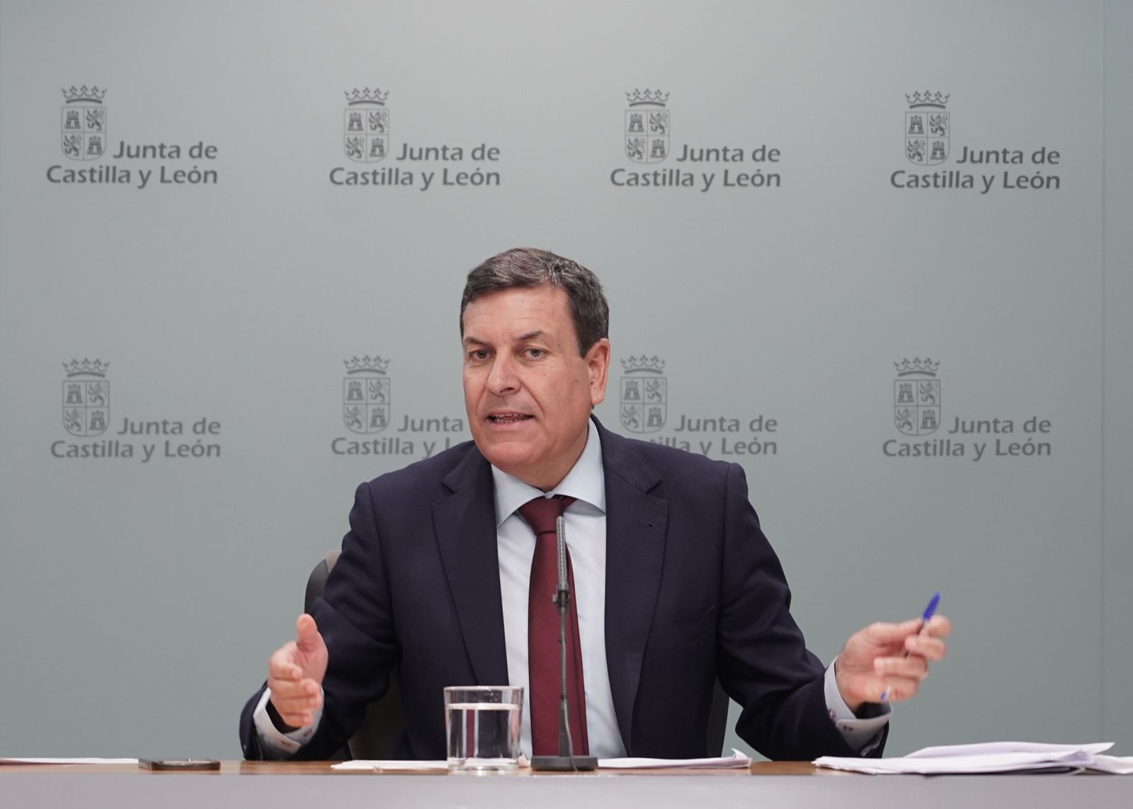 El consejero de Economía y Hacienda y portavoz de la Junta, Carlos Fernández Carriedo, comparece en la rueda de prensa posterior al Consejo de Gobierno. Foto: Ical