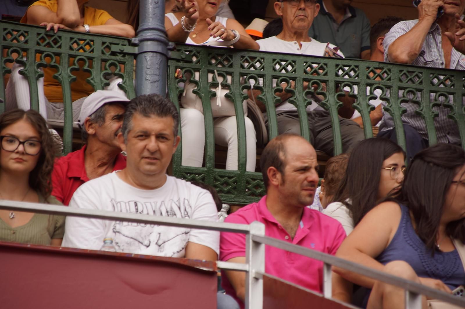 Expectación por ver los caballos de rejoneo en La Glorieta: imágenes del ambiente en los tendidos y en el patio de cuadrillas