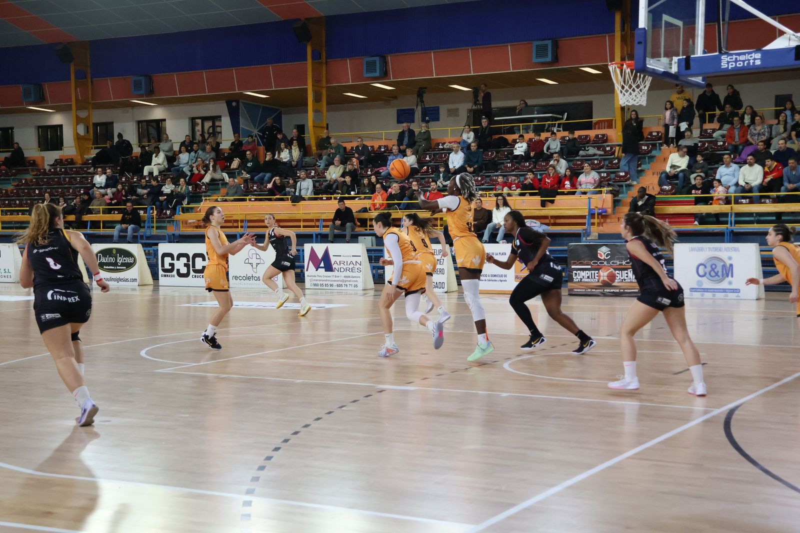 Partido entre CD Zamarat y Cajasol Baloncesto Sevilla
