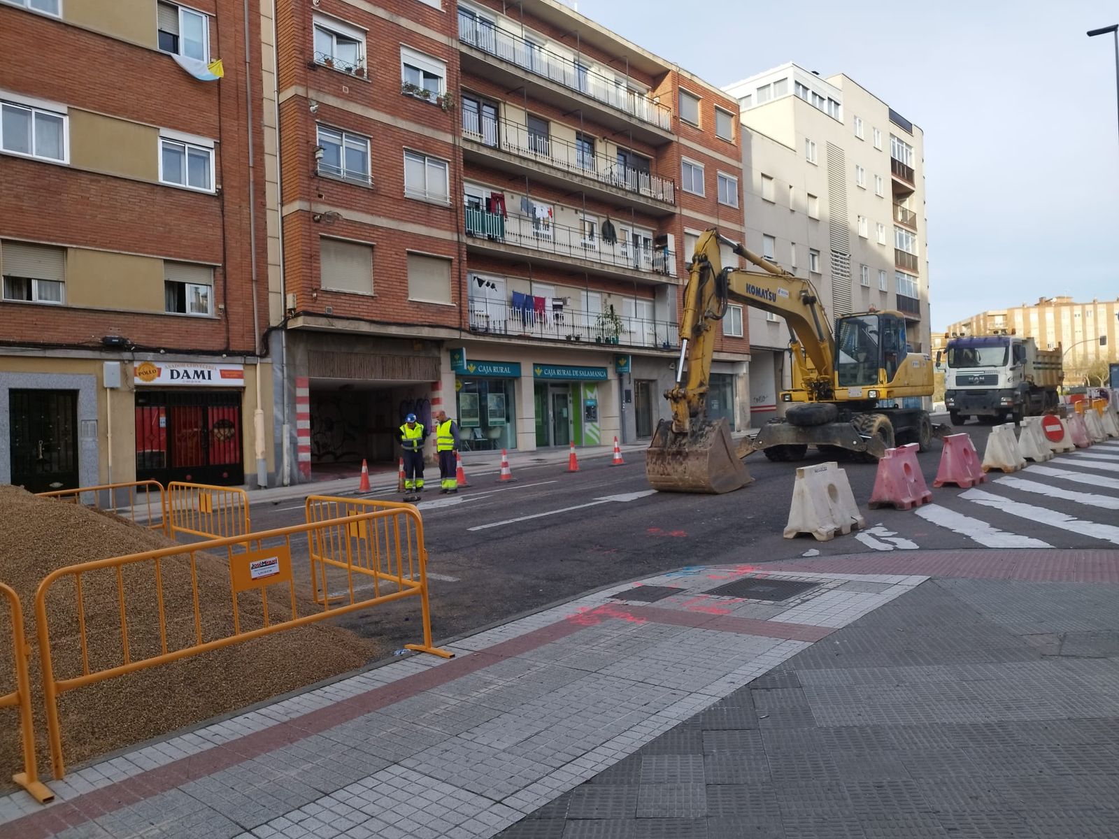 Cortada la Carretera de Ledesma por obras de urbanización. Foto de archivo