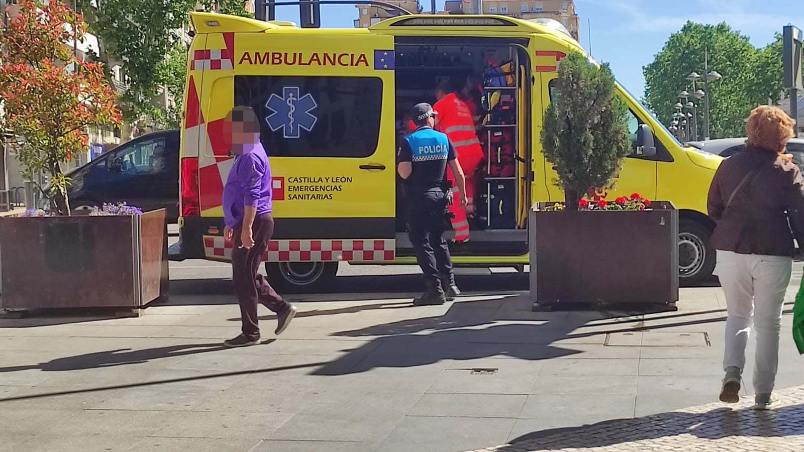 Los servicios sanitarios atienden a la mujer en la ambulancia Los servicios sanitarios atienden a la mujer en la ambulancia