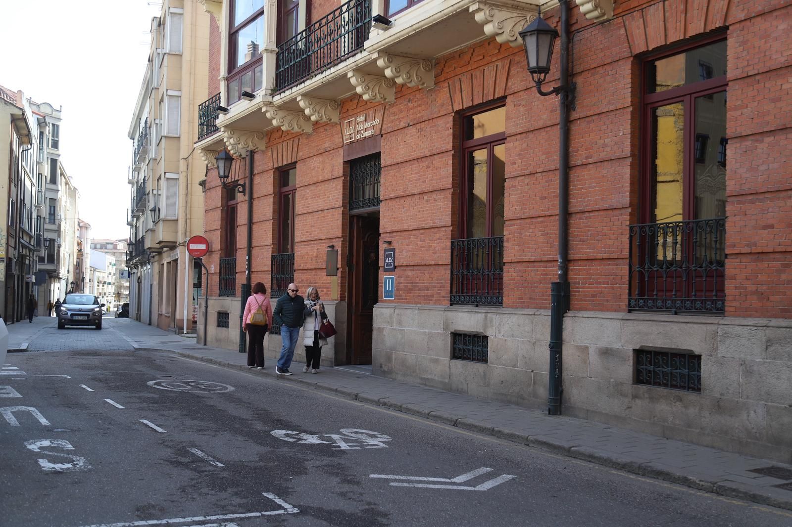 Una pareja de turistas saliendo de uno de los hoteles del centro de la ciudad