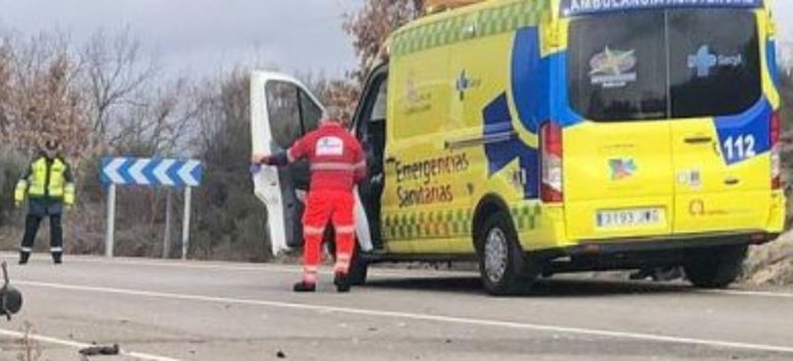 ambulancia y guardia civil en un accidente archivo