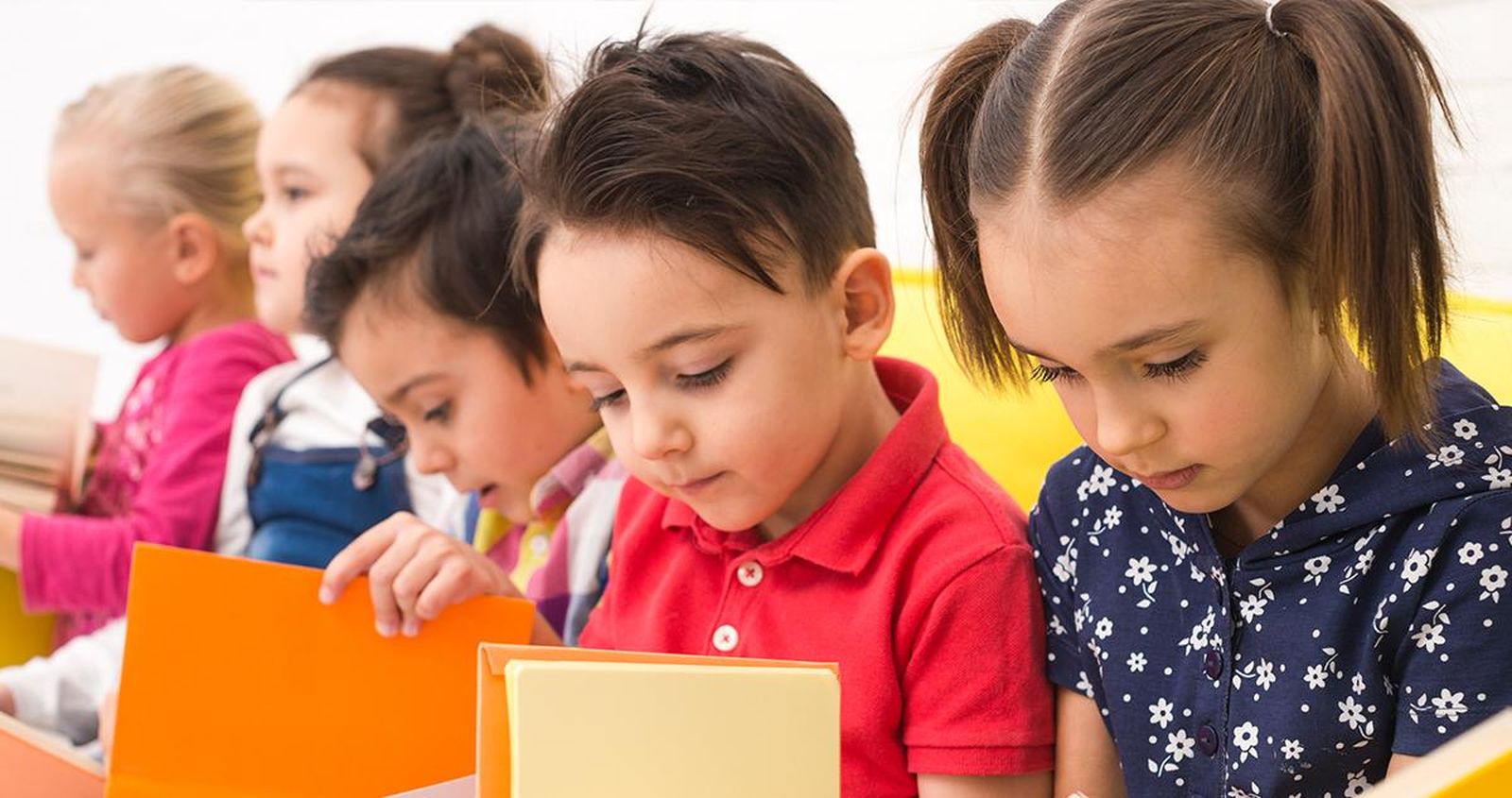 Niños leyendo. Foto Freepik.