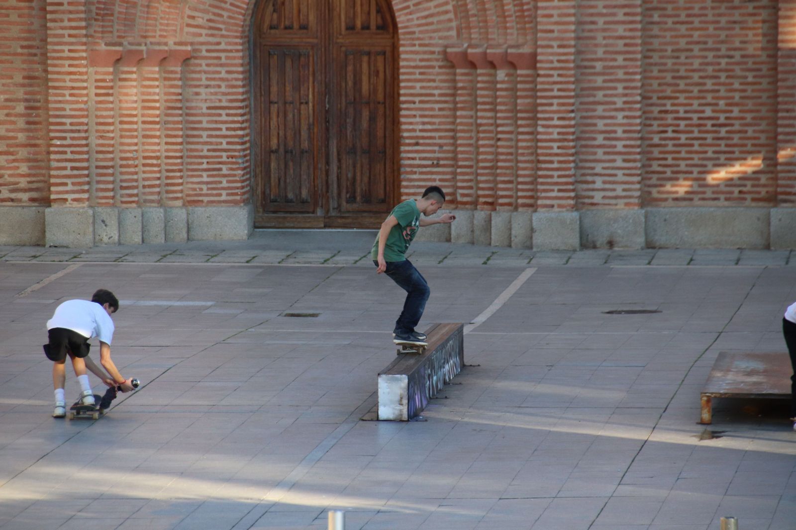 Varios jóvenes practican skate en Salamanca.