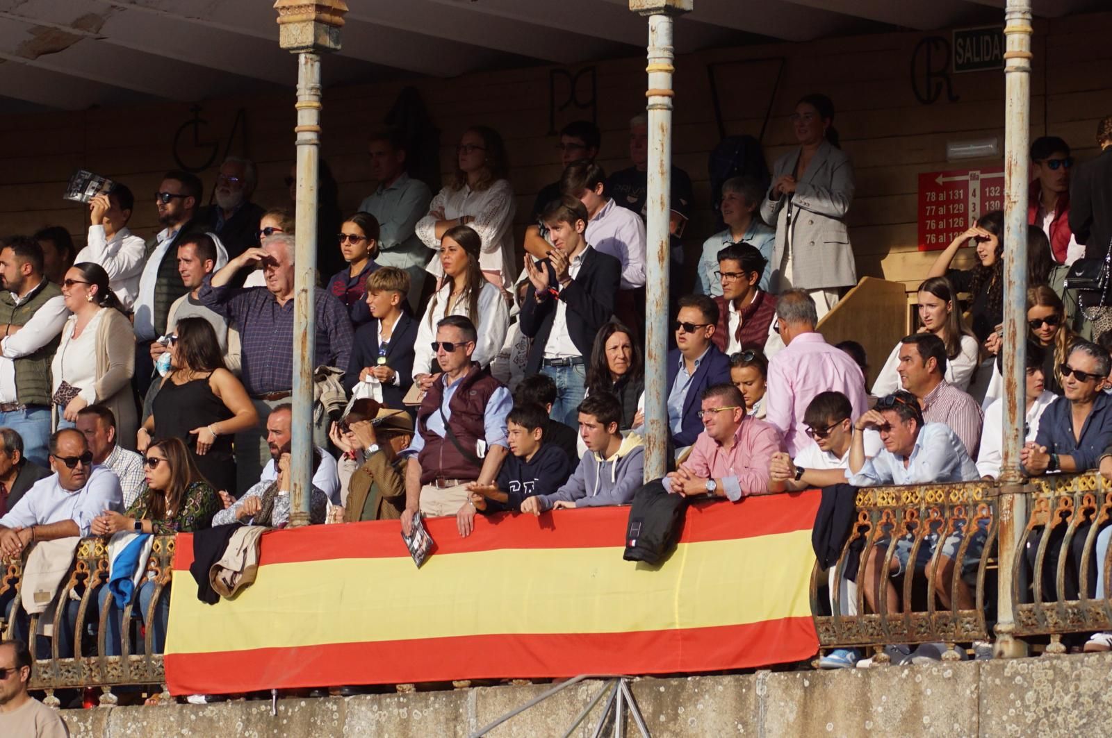 resumen-fotografico-del-ambiente-en-los-tendidos-de-la-glorieta-durante-la-corrida-concurso-22-de-septiembre-fotos-juanes-98