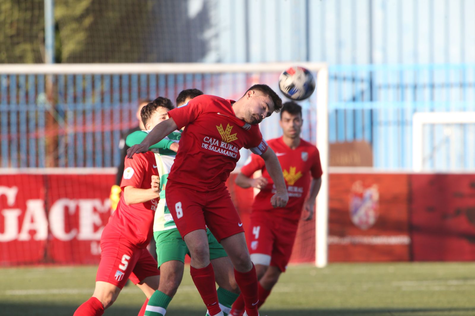 Asensio despeja de cabeza contra La Virgen.