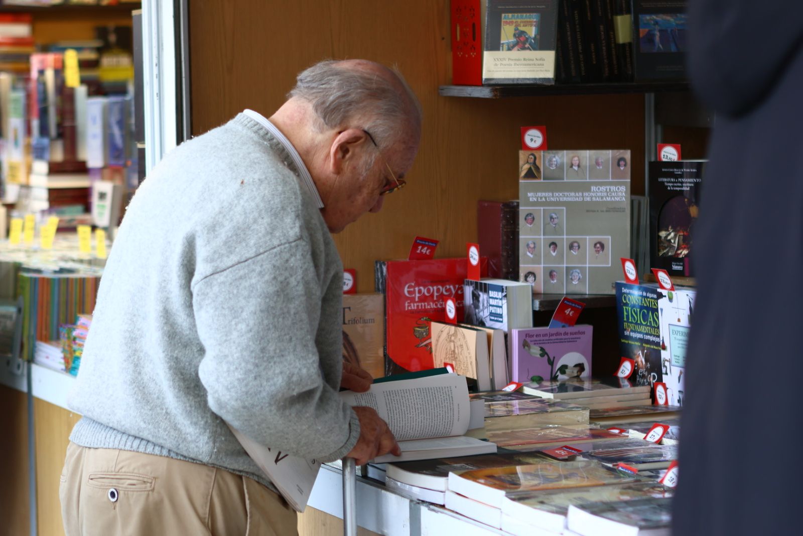 Feria municipal del libro en la Plaza Mayor de Salamanca