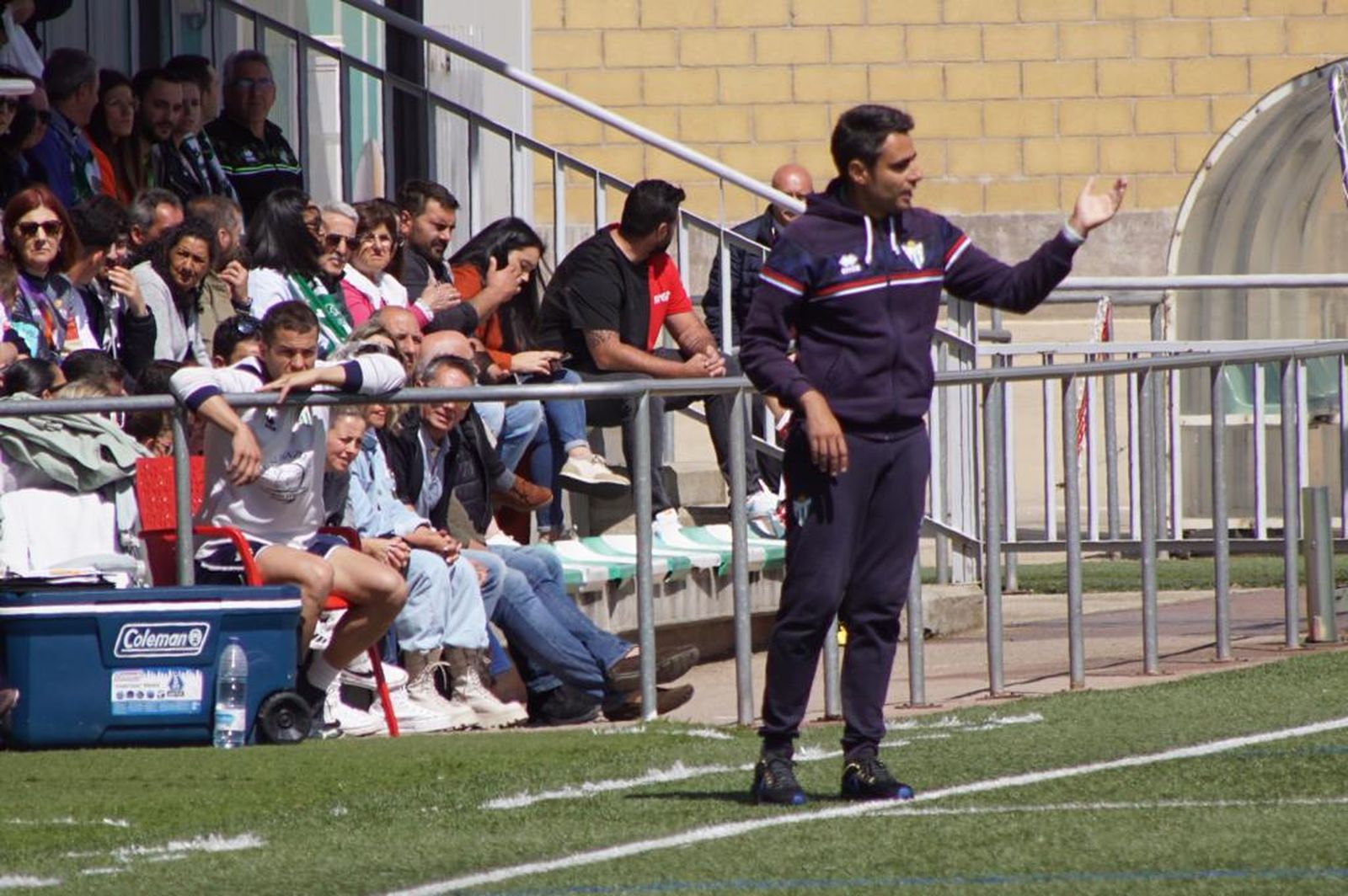 Mario Sánchez da órdenes ante el Real Avilés | FOTO SALAMANCA24HORAS.COM