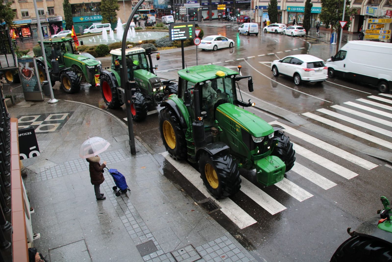 En imágenes la marcha con tractores y vehículos de campo en Salamanca en protesta contra Mercosur