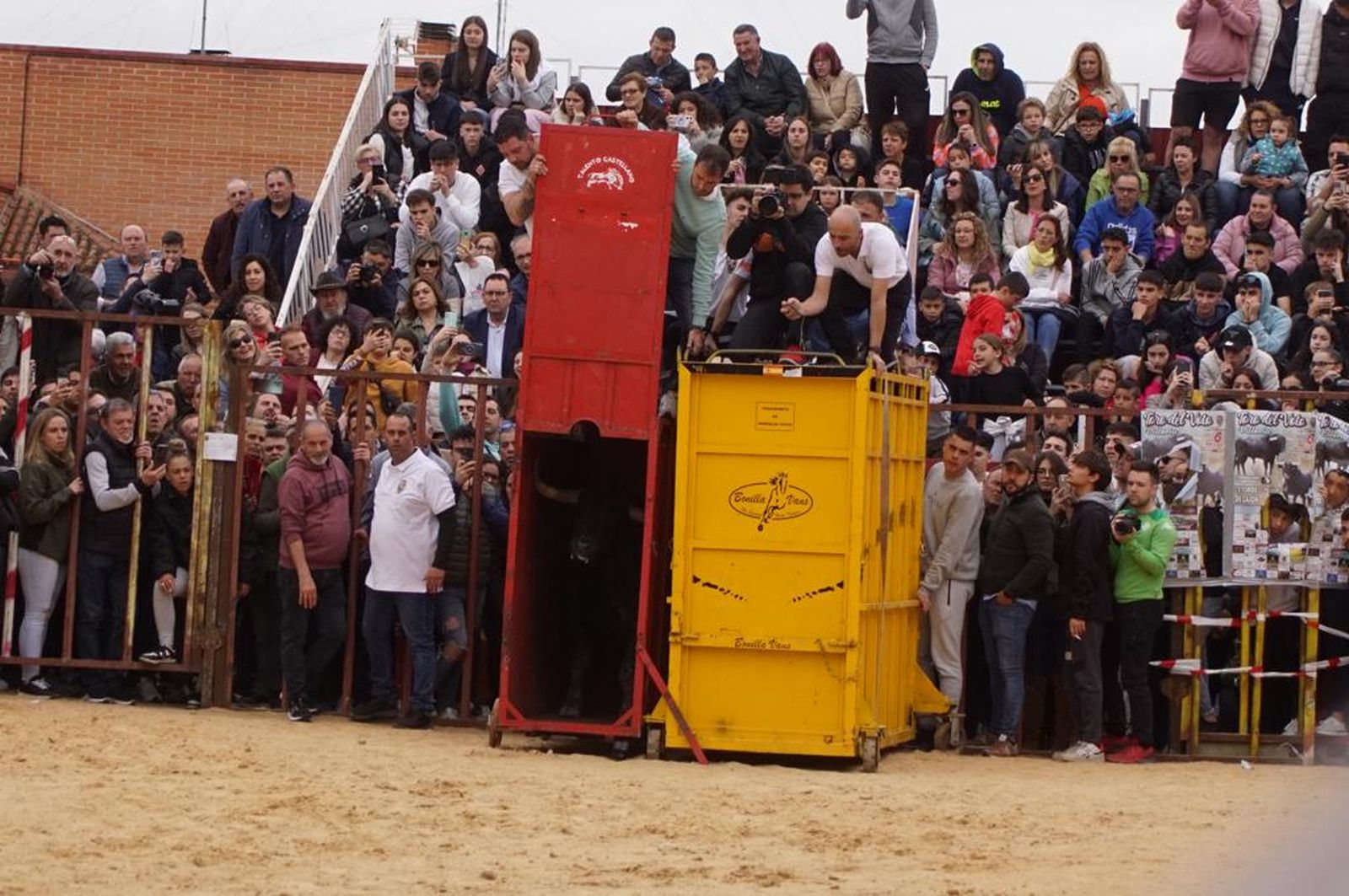 ambiente-y-participacion-durante-el-toro-del-voto-en-villoria-suelta-de-dos-toros-del-cajon-foto-juanes-14