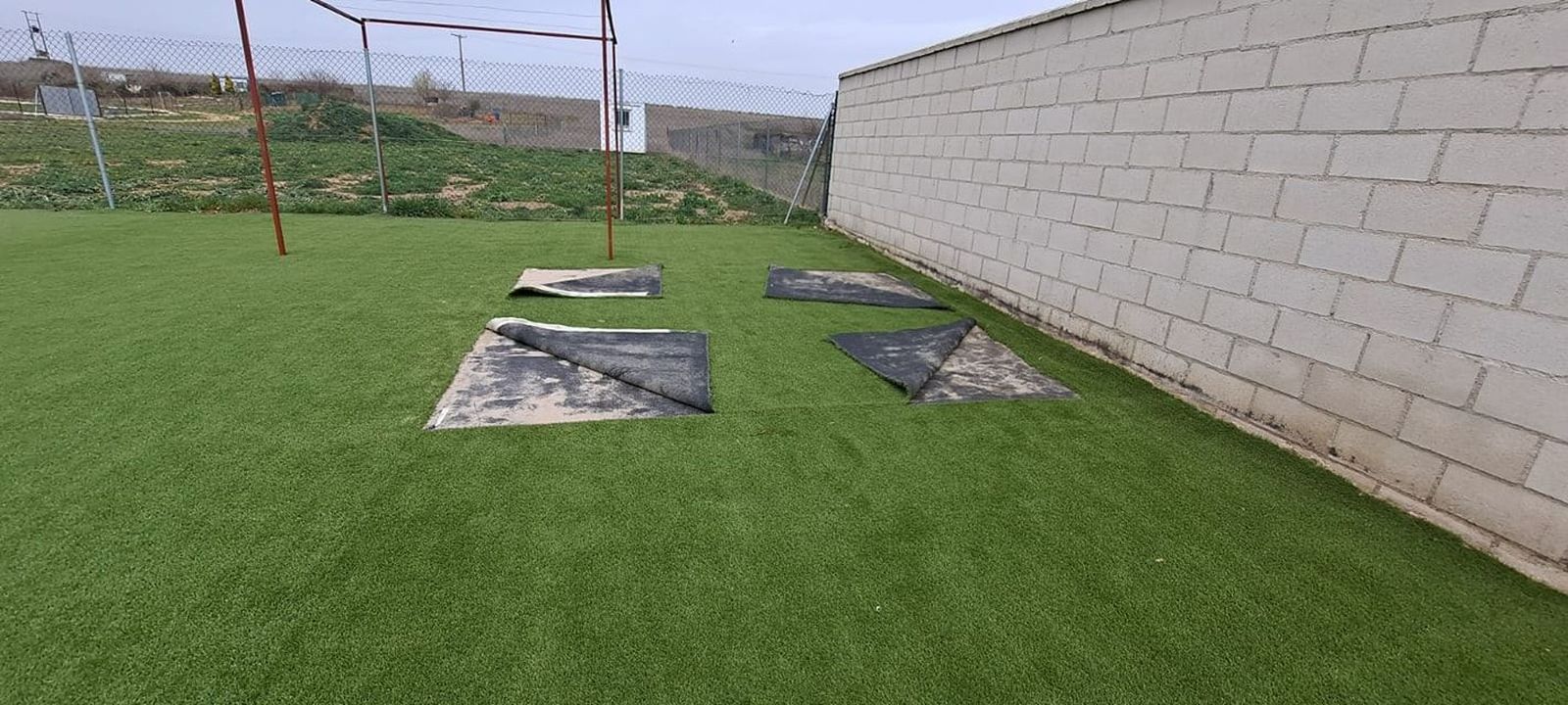 Rajan el césped de la piscina de Fuentesaúco