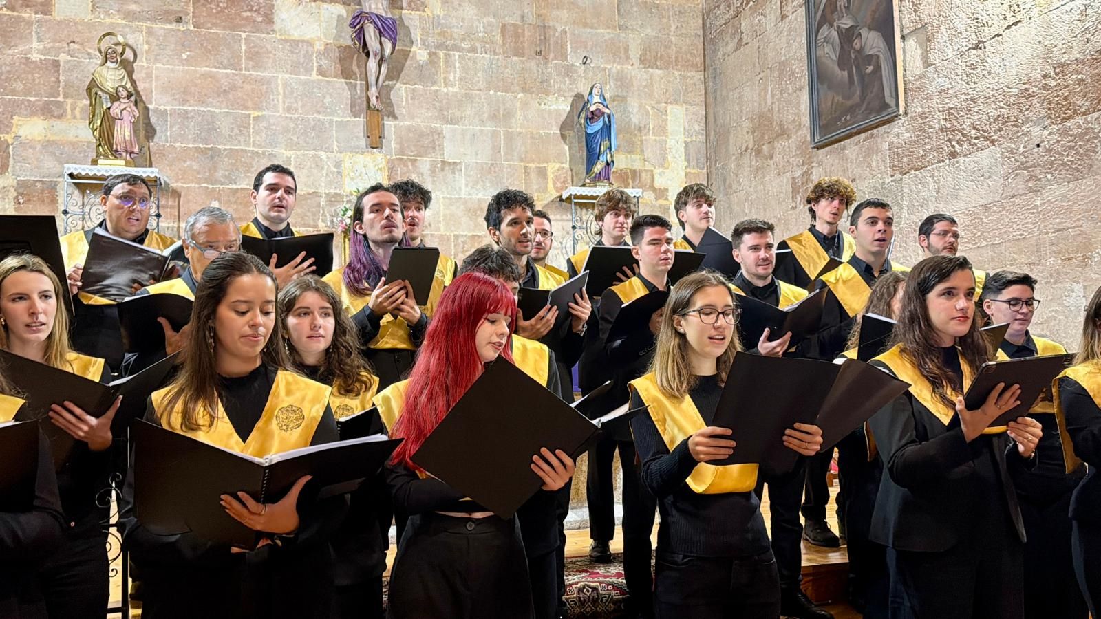 La Vellés disfruta de los villancicos del Coro Tomás Luis de Victoria