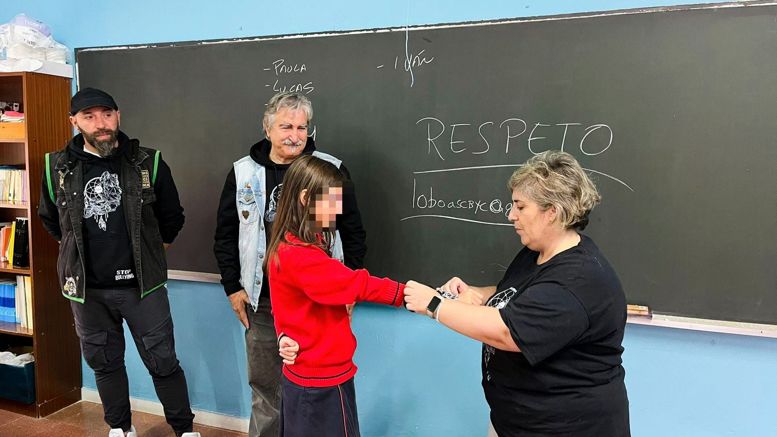 Carmen Guillén, presidenta de ASCBYC en una de las charlas en colegios contra el acoso escolar