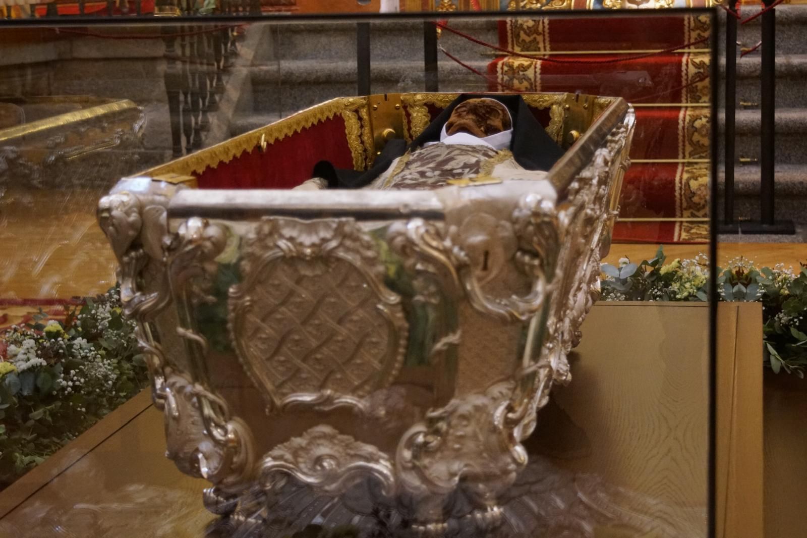 apertura-de-la-basilica-de-la-anunciacion-para-venerar-el-cuerpo-de-santa-teresa-en-alba-de-tormes-fotos-juanes-3