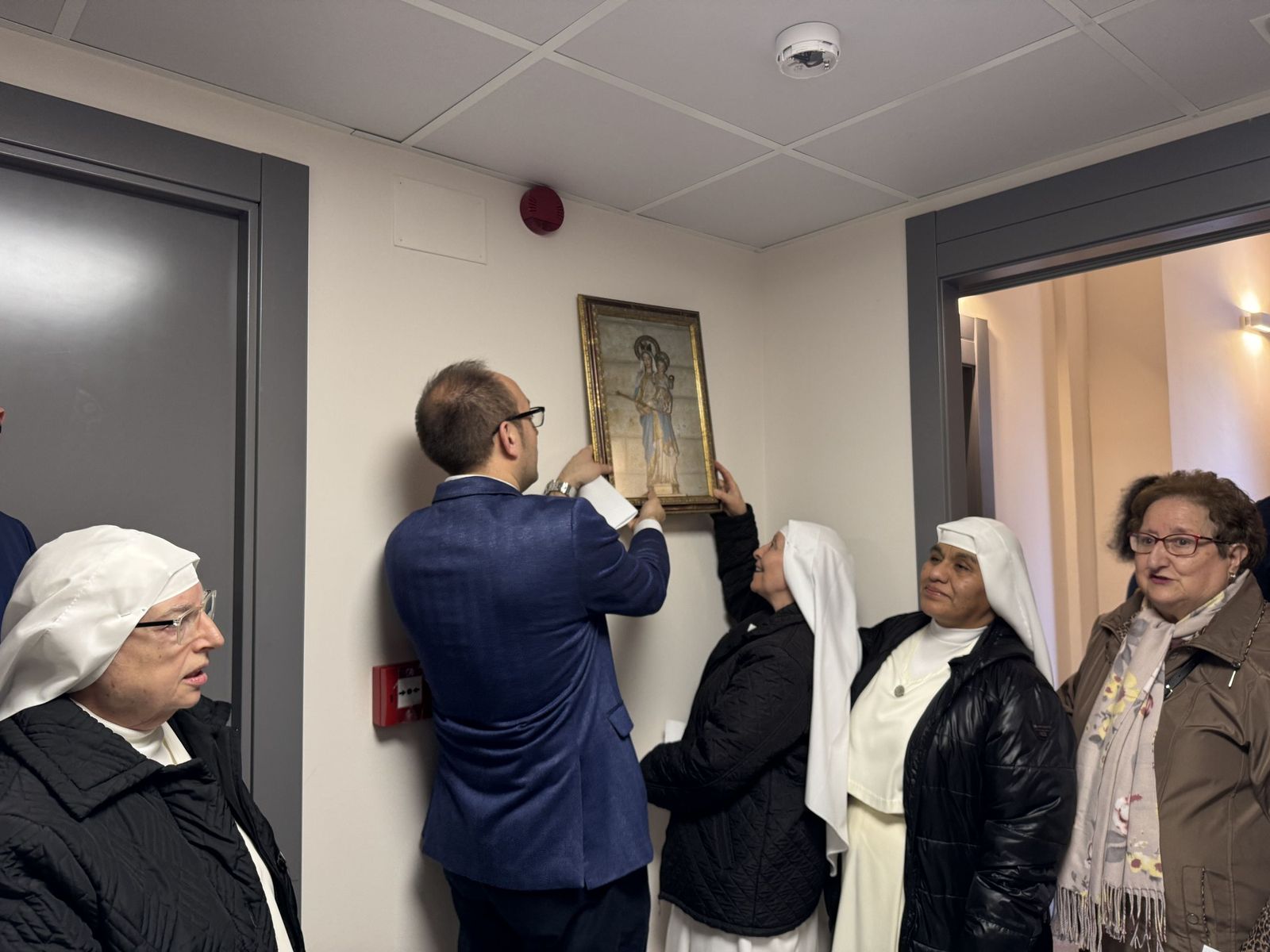 Colocación de la Virgen de la Salud en la enfermería con motivo del Carnaval del Toro