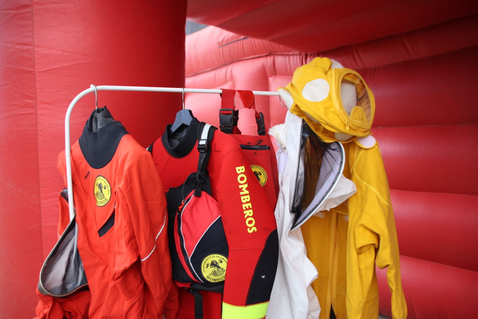 Talleres de prevención de incendios y primeros auxilios y una muestra de vehículos y material de bomberos