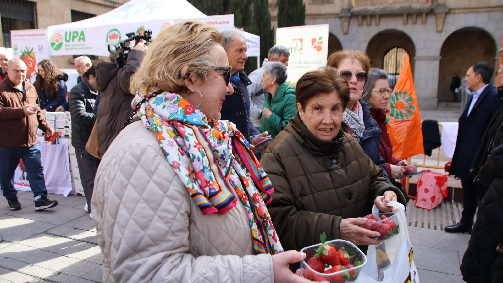 Colas interminables en Gran Vía por el reparto gratuito de fresas en Salamanca