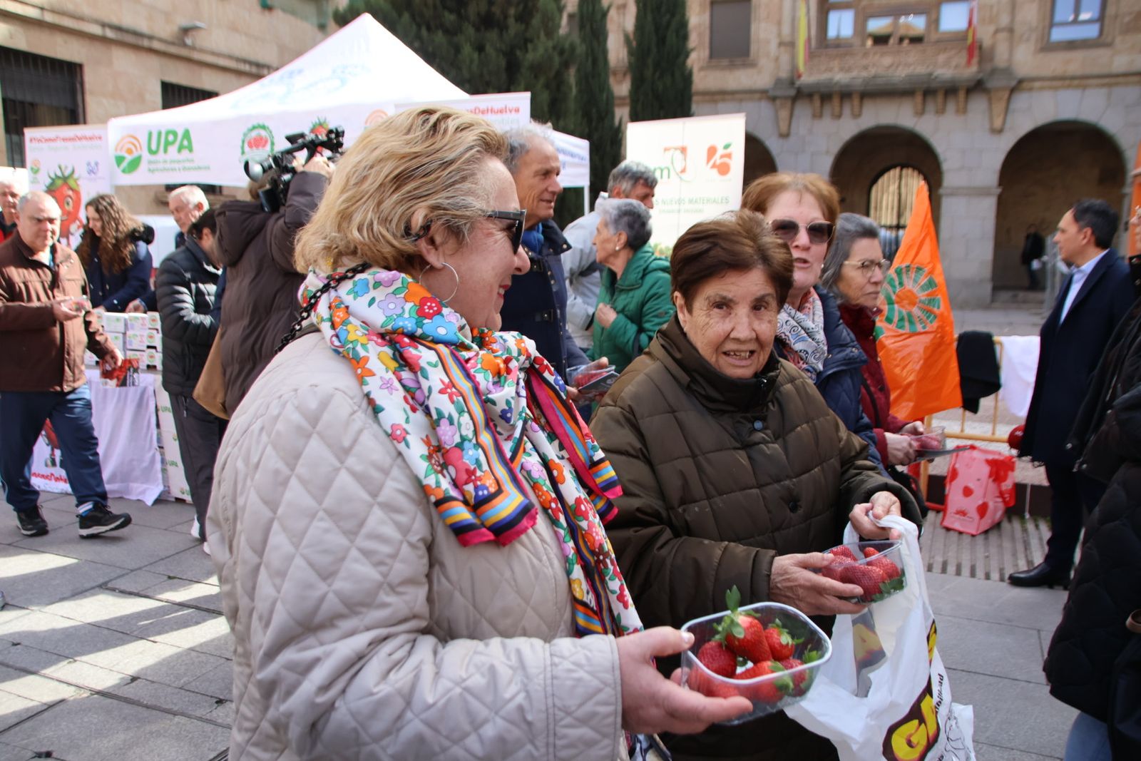 UPA reparte 700 tarrinas de fresas