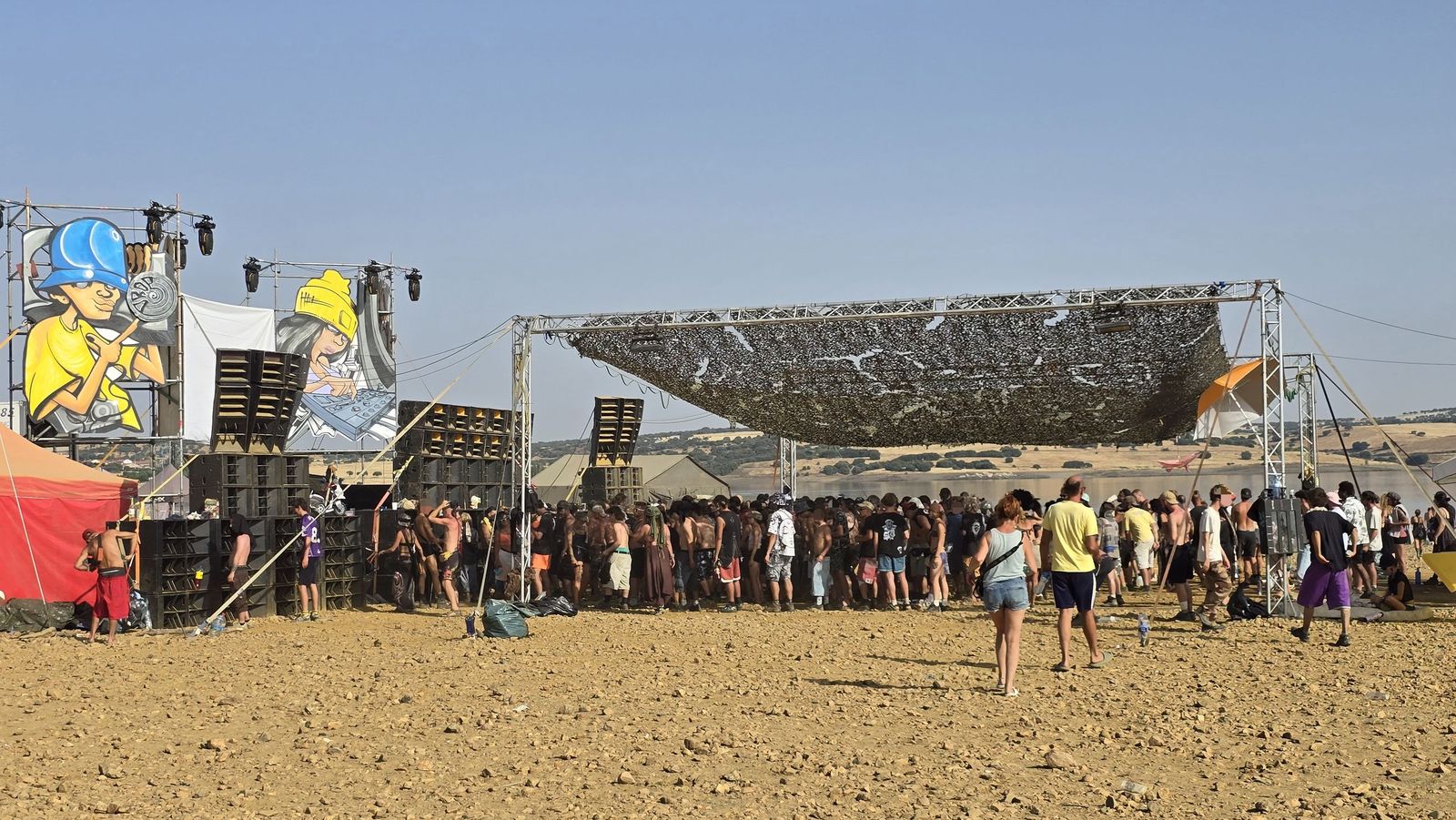 Sigue la rave con cientos de campistas en el entorno del pantano de Santa Teresa