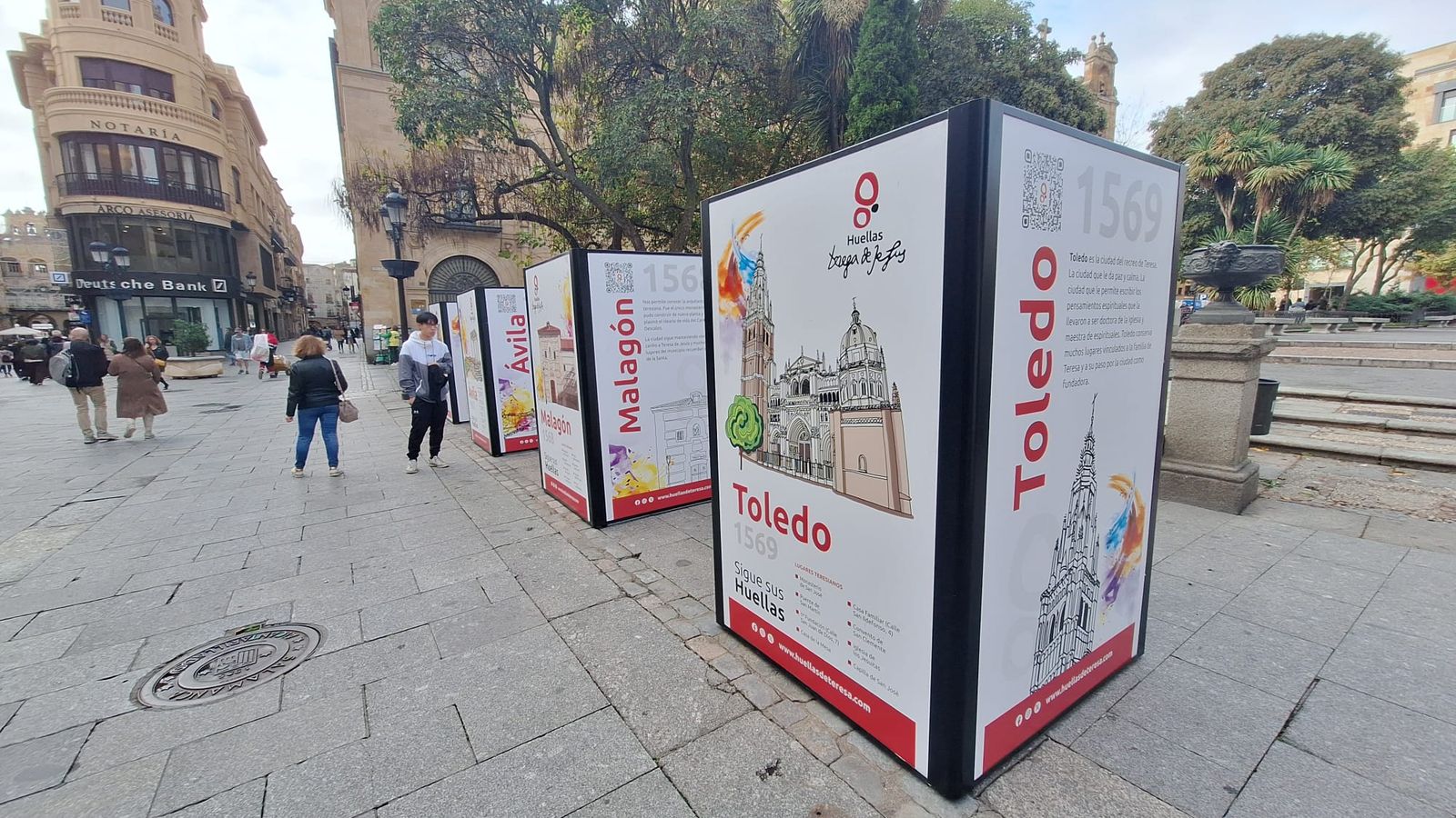 Exposición Las Huellas de Teresa en la Plaza de los Bandos