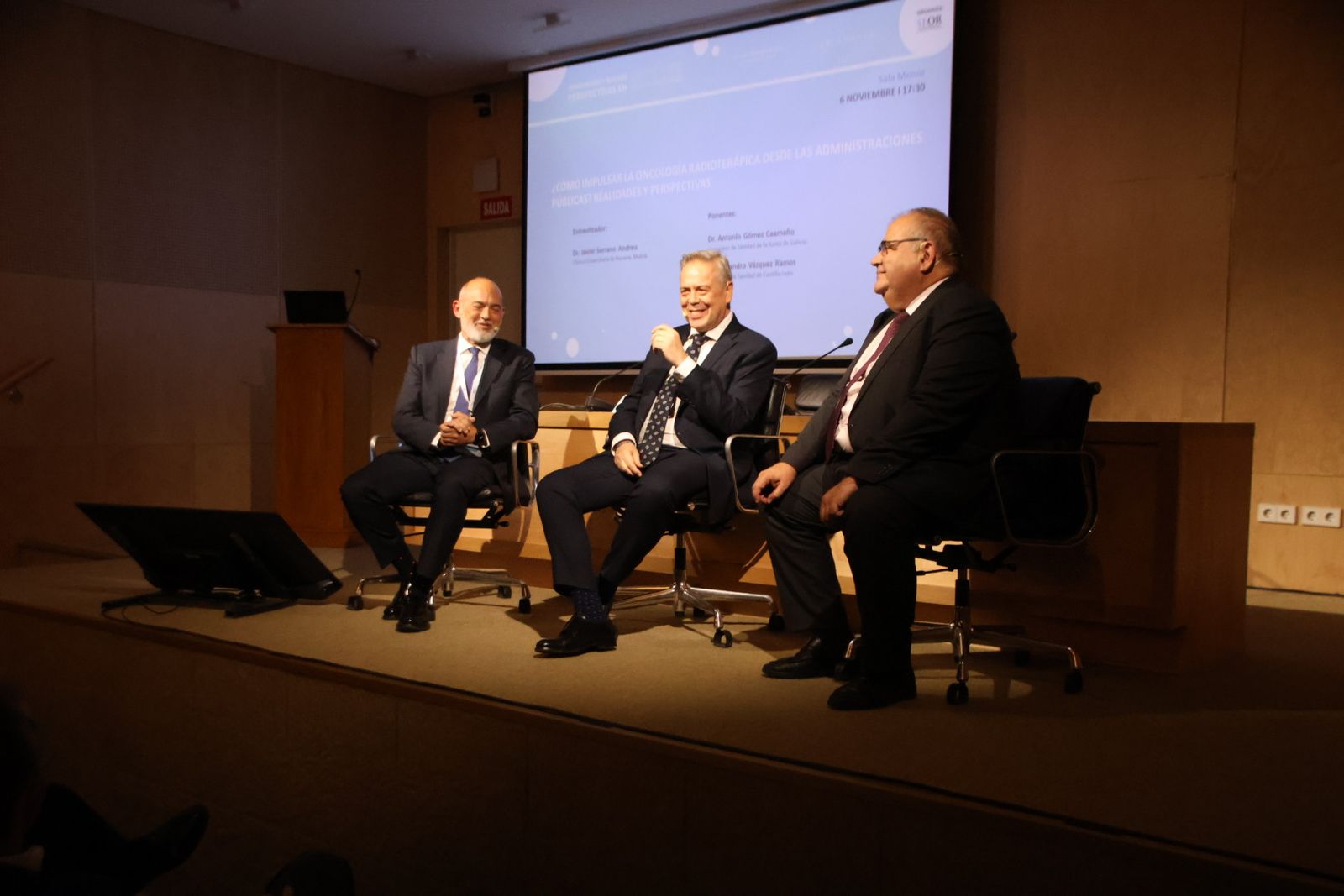 El consejero de Sanidad, Alejandro Vázquez Ramos, participa en la mesa redonda: '¿Cómo impulsar la oncología radioterápica desde las administraciones públicas? Realidades y perspectivas'