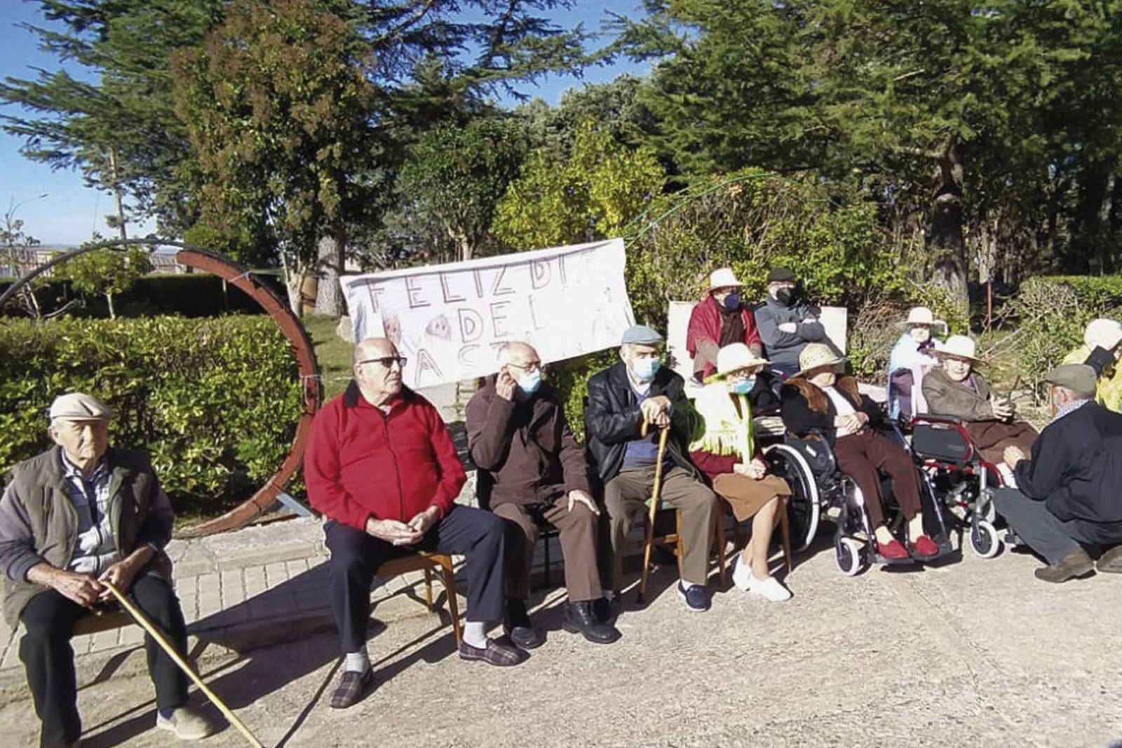 Mayores de la residencia del Cerro, en Macotera, durante la castañada