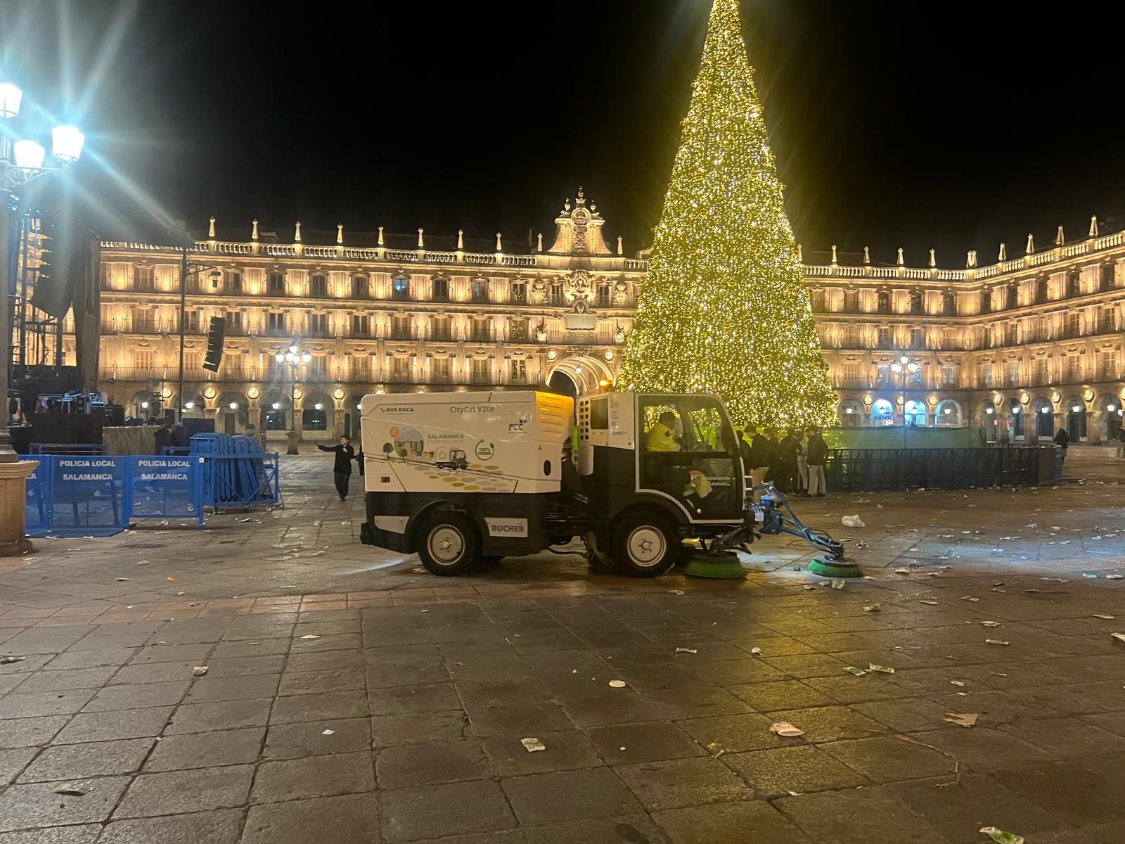 Recogida de basura en la Plaza Mayor tras el Fin de Año Universitario