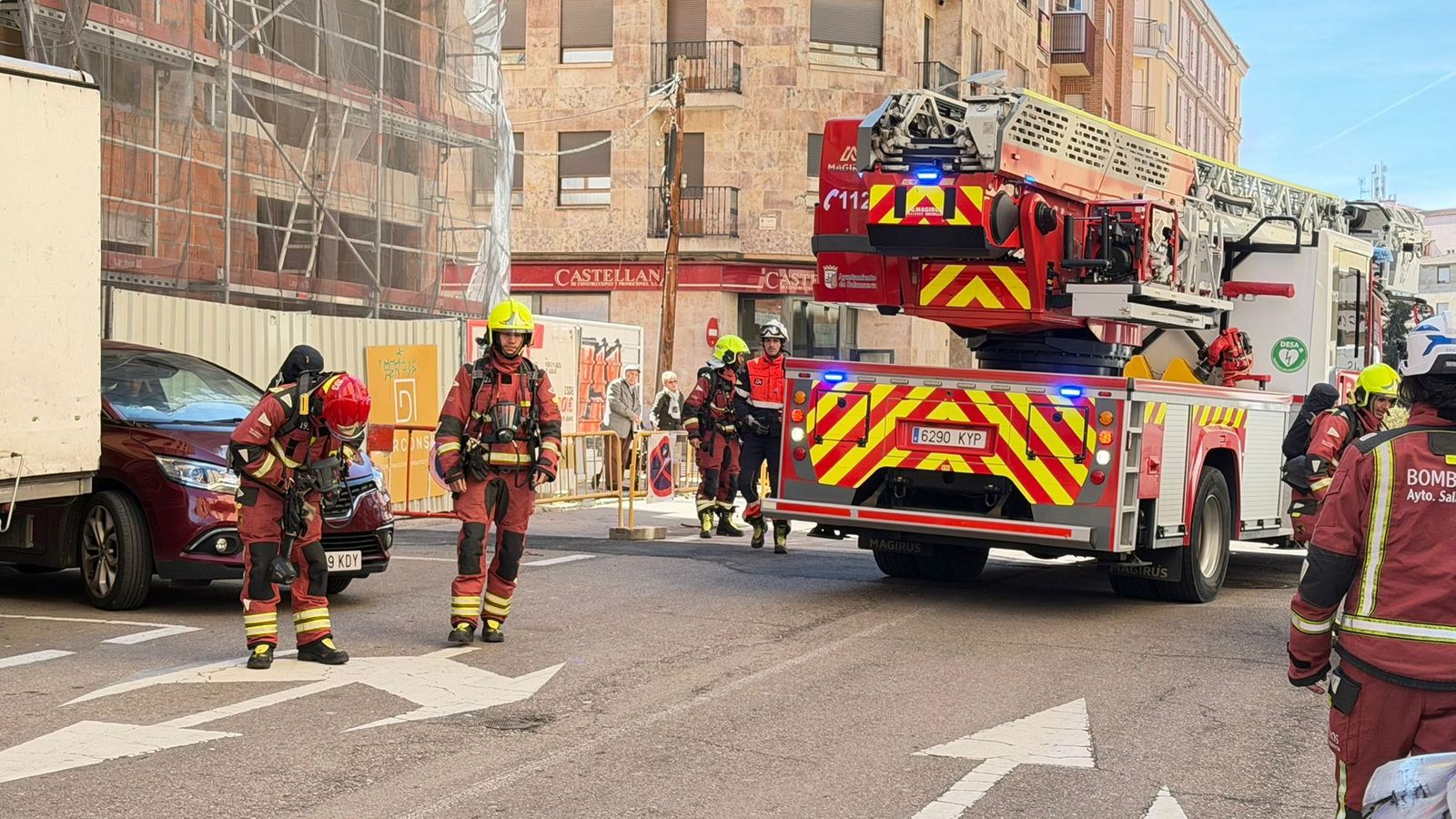Bomberos en una intevención por una comprobación de humo en la calle Méjico