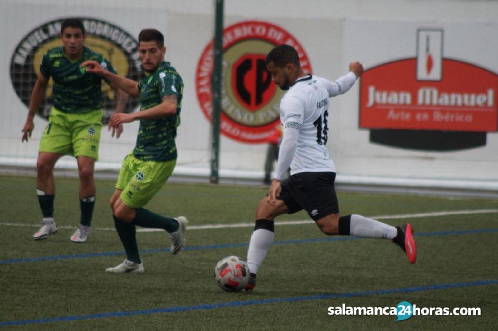 Owen Falconis, con el 18 a la espalda, ante el Guijuelo.