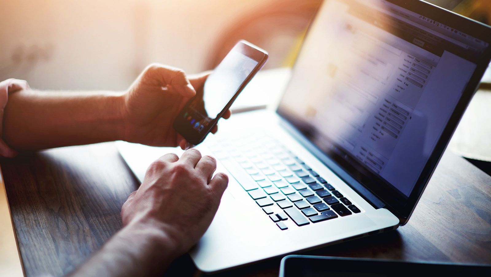 Trucos y peligros de conectarse a una red wifi pública, sobre todo en vacaciones Trucos y peligros de conectarse a una red wifi pública, sobre todo en vacaciones
