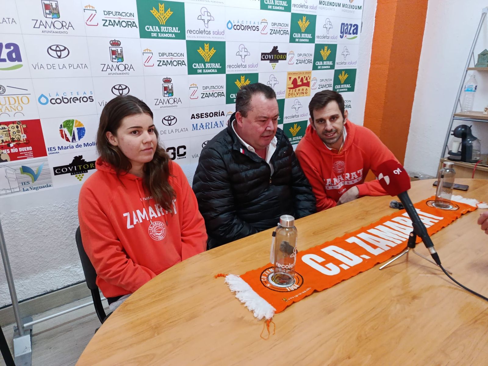 Raúl Pérez en rueda de prensa y presentación de nueva jugadora del CD Zamarat