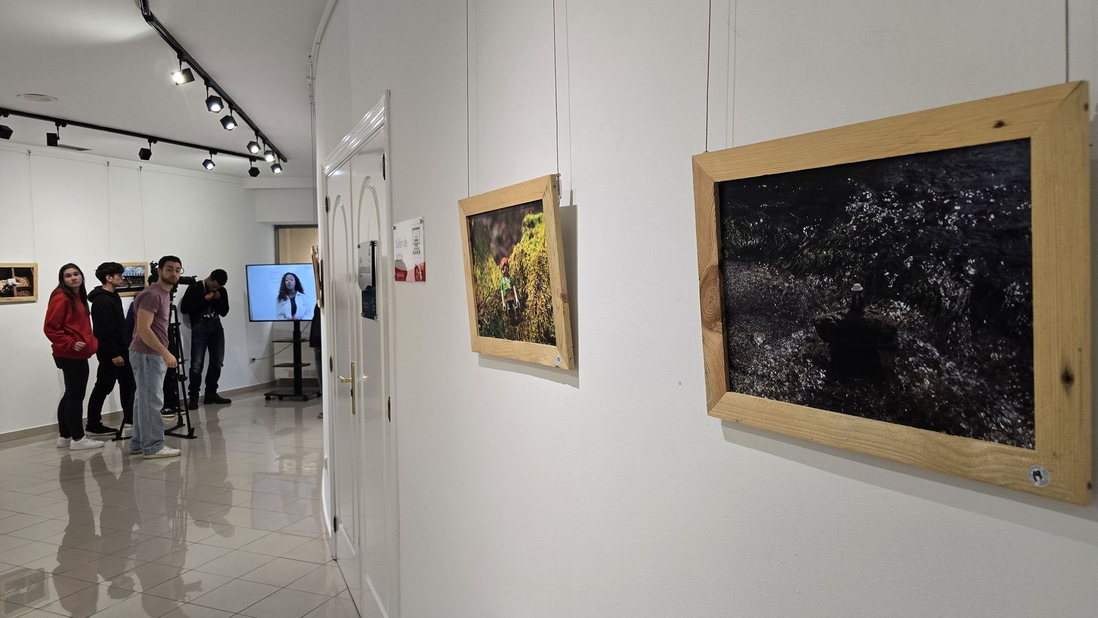 El concejal de Juventud, Pedro Martínez, presenta la exposición ‘Otras Miradas – Exposición de Fotografía con Playmobil’