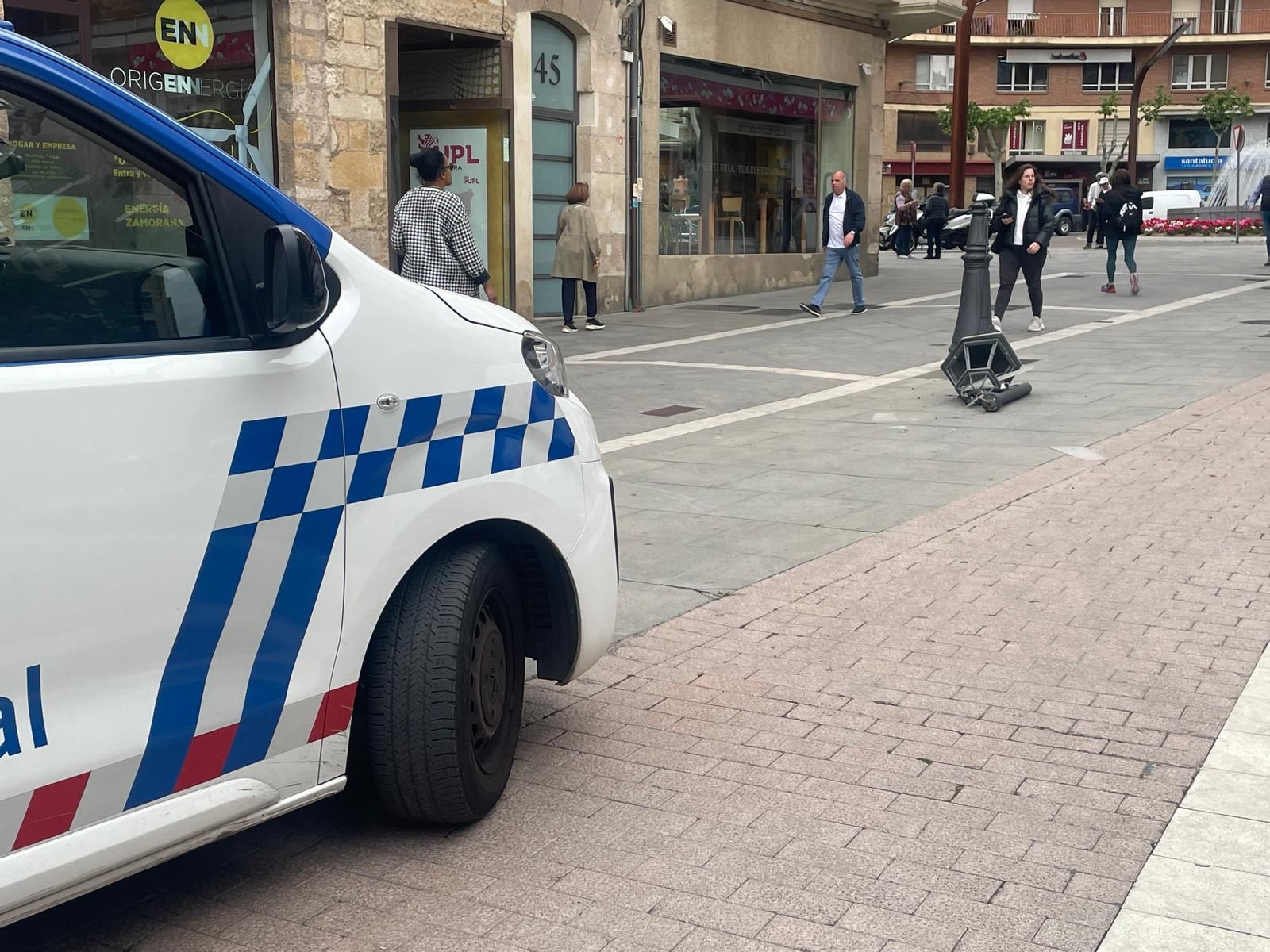 Una farola “cortada” por la mitad en San Torcuato
