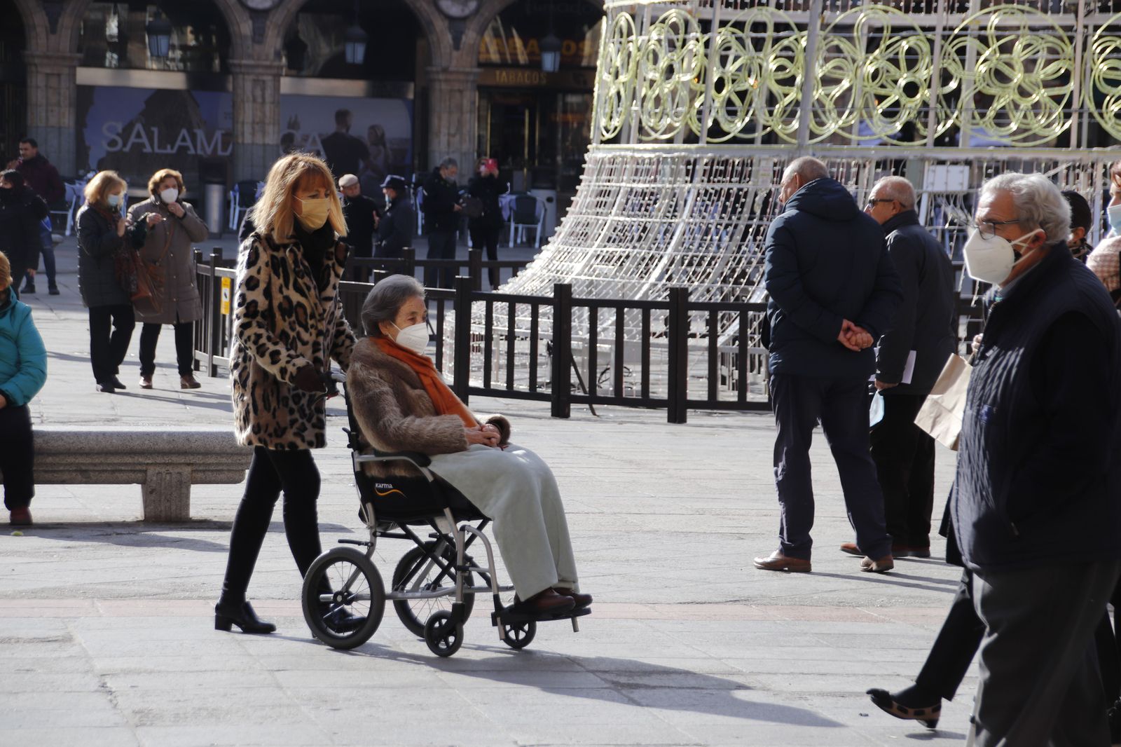 Gente paseando por la calle en invierno  | Foto Andrea