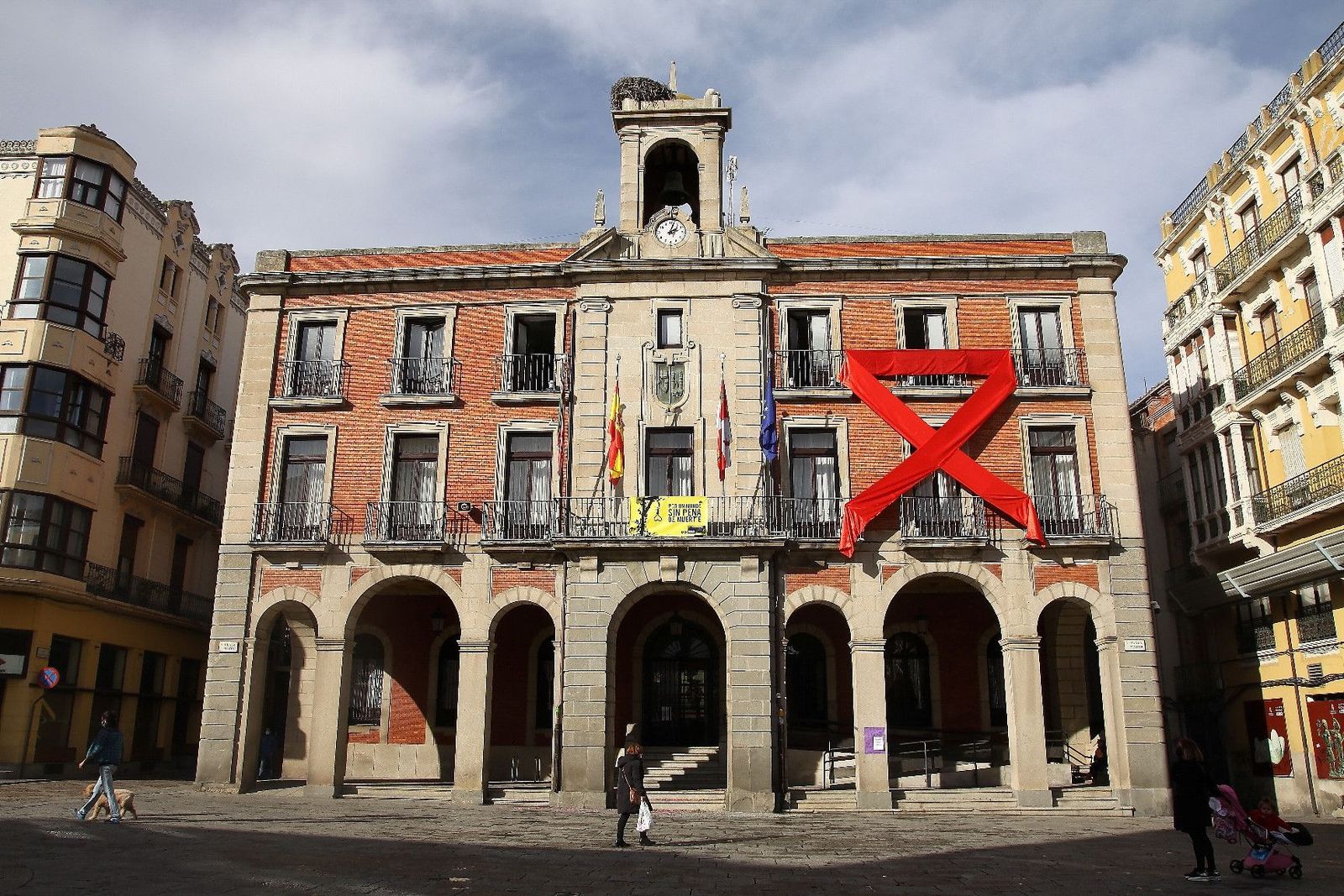 Fachada ayuntamiento sida pena de muerte (3)