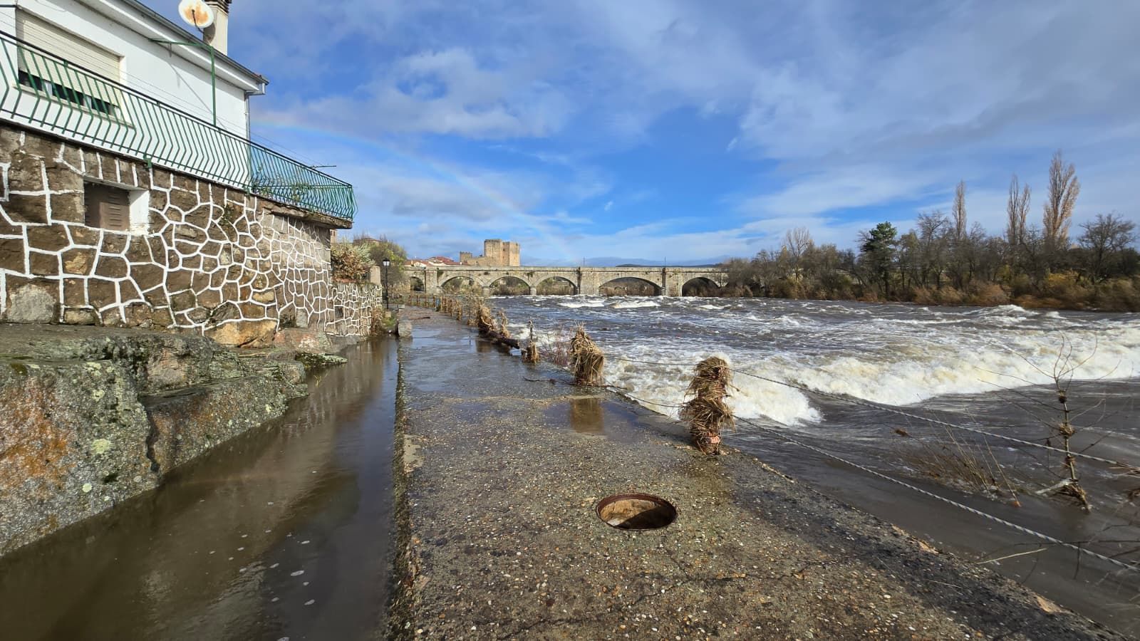 El río Tormes desbordado a su paso por El Puente del Congosto