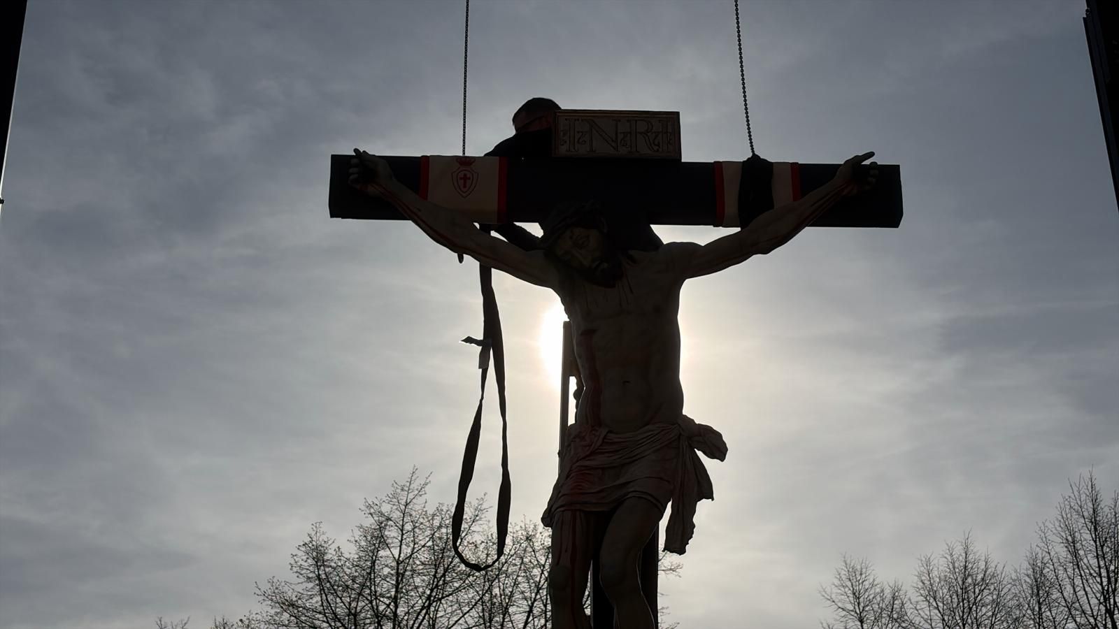 Colocación del Cristo de las Injurias en su mesa procesional