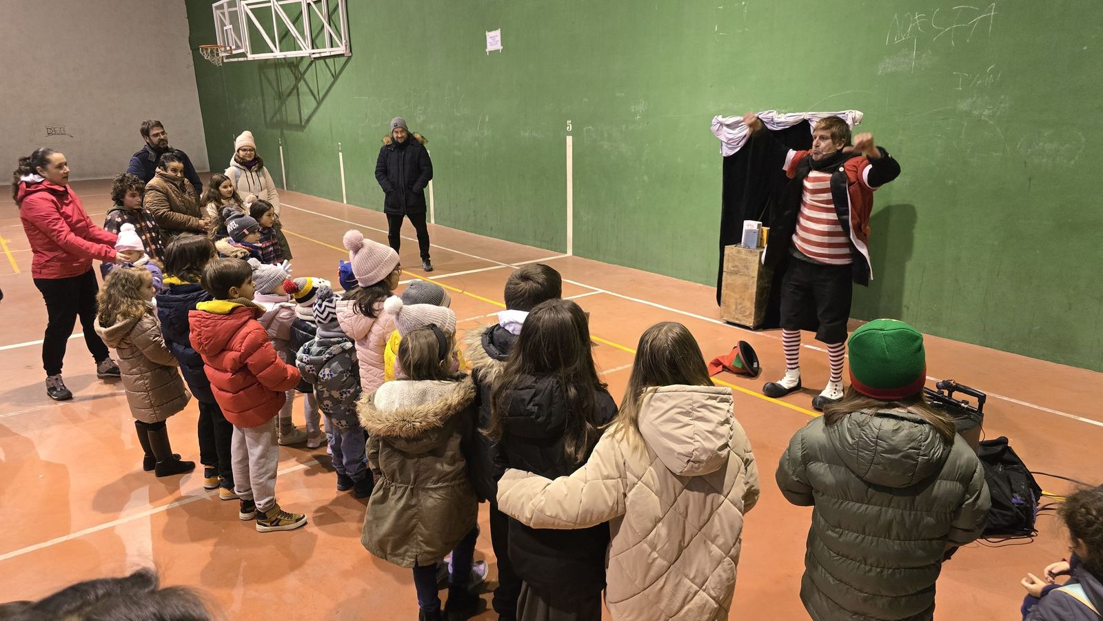 Castañada popular acompañada de un bonito espectáculo circense en Castellanos de Moriscos