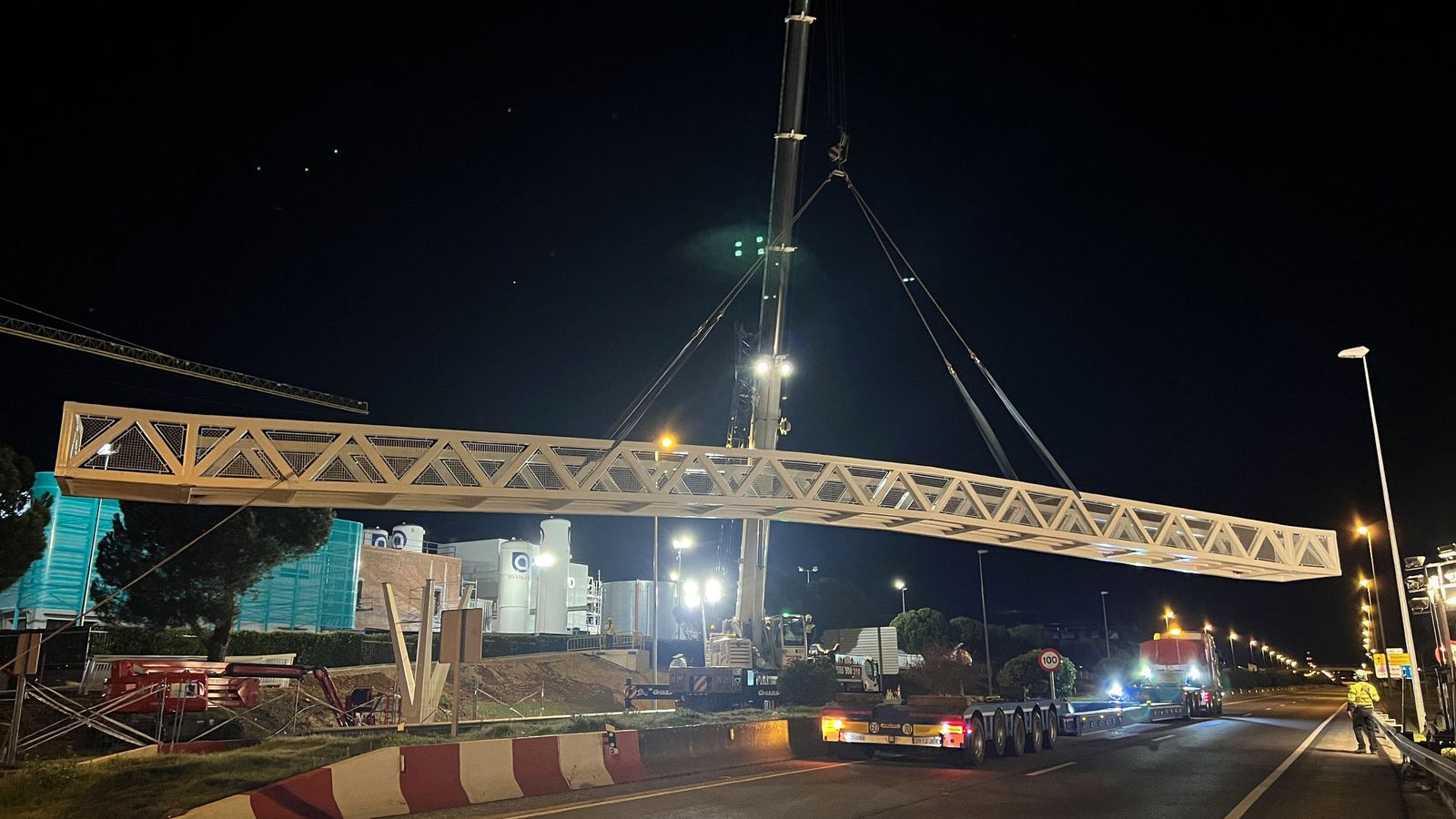 Instalación de la pasarela peatonal sobre la A-20 en Carbajosa