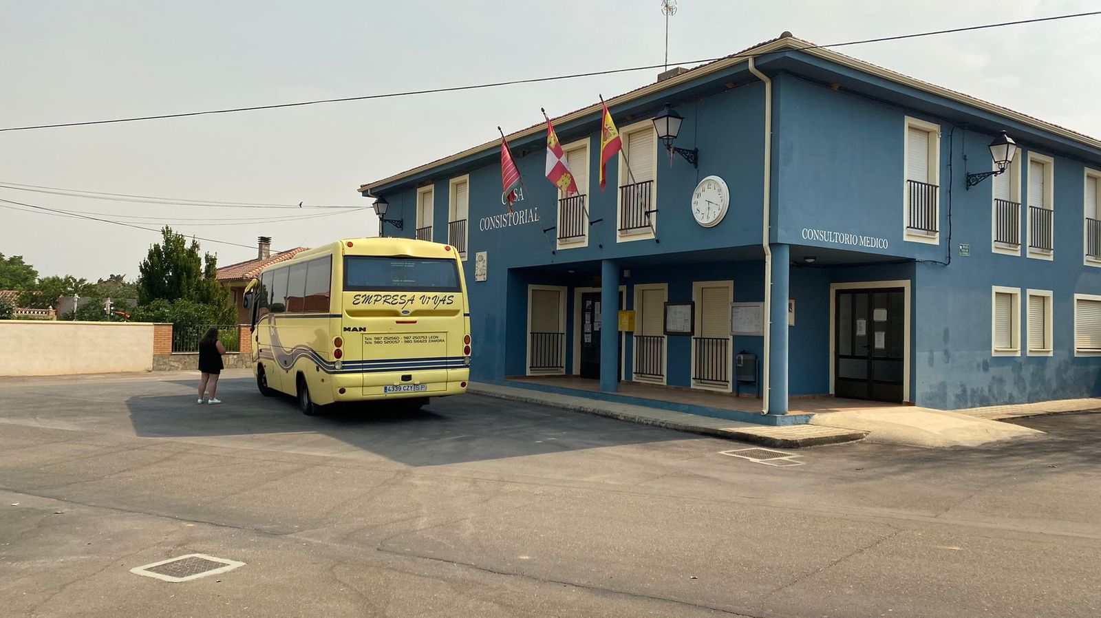Autobuses en Pueblica de Valverde. Foto: David Barrueco.