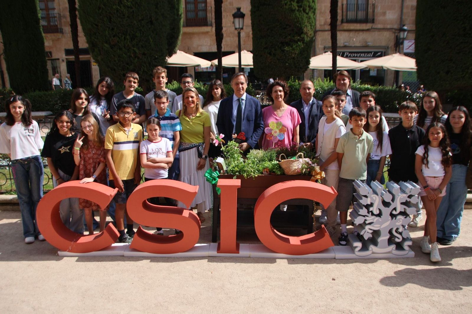 Escolares del CEIP Juan Jaén de Salamanca reciben el premio de la tercera edición del concurso de pistas botánicas ‘Biotesoros Urbanos’