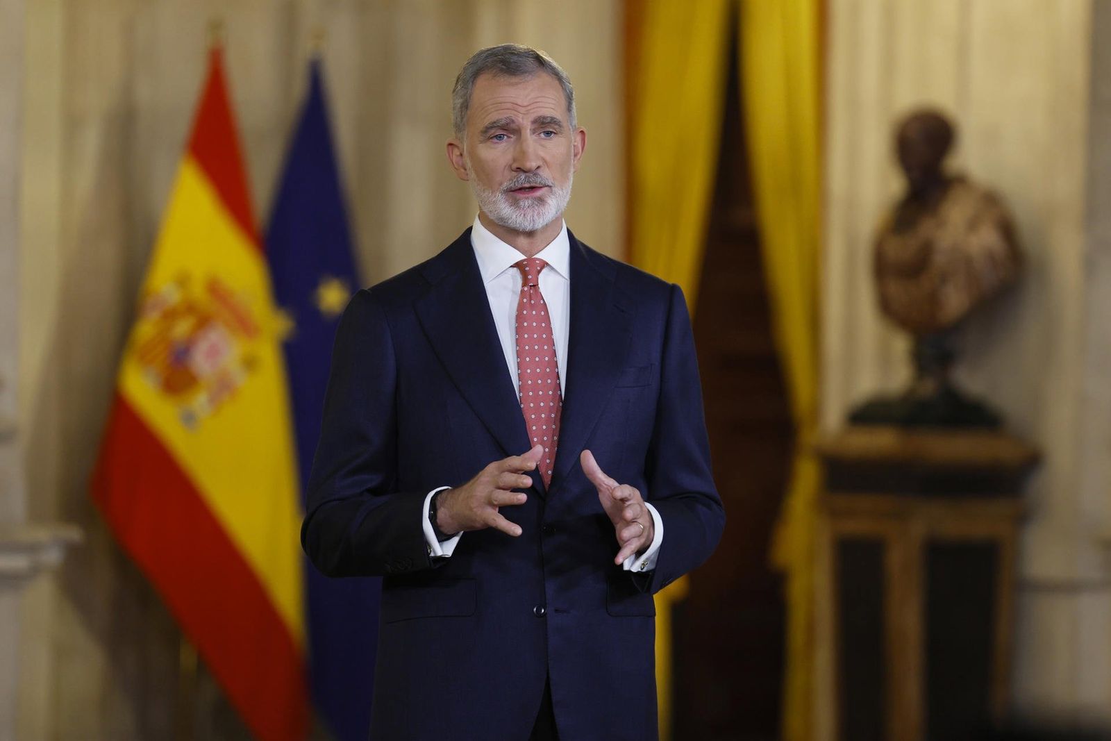 El rey Felipe VI hace balance de un año que ha sido complicado en la política tanto nacional como internacional y en el que se ha conmemorado el 50 aniversario de la restauración de la monarquía y los inicios de la transición a la democracia. - POOL