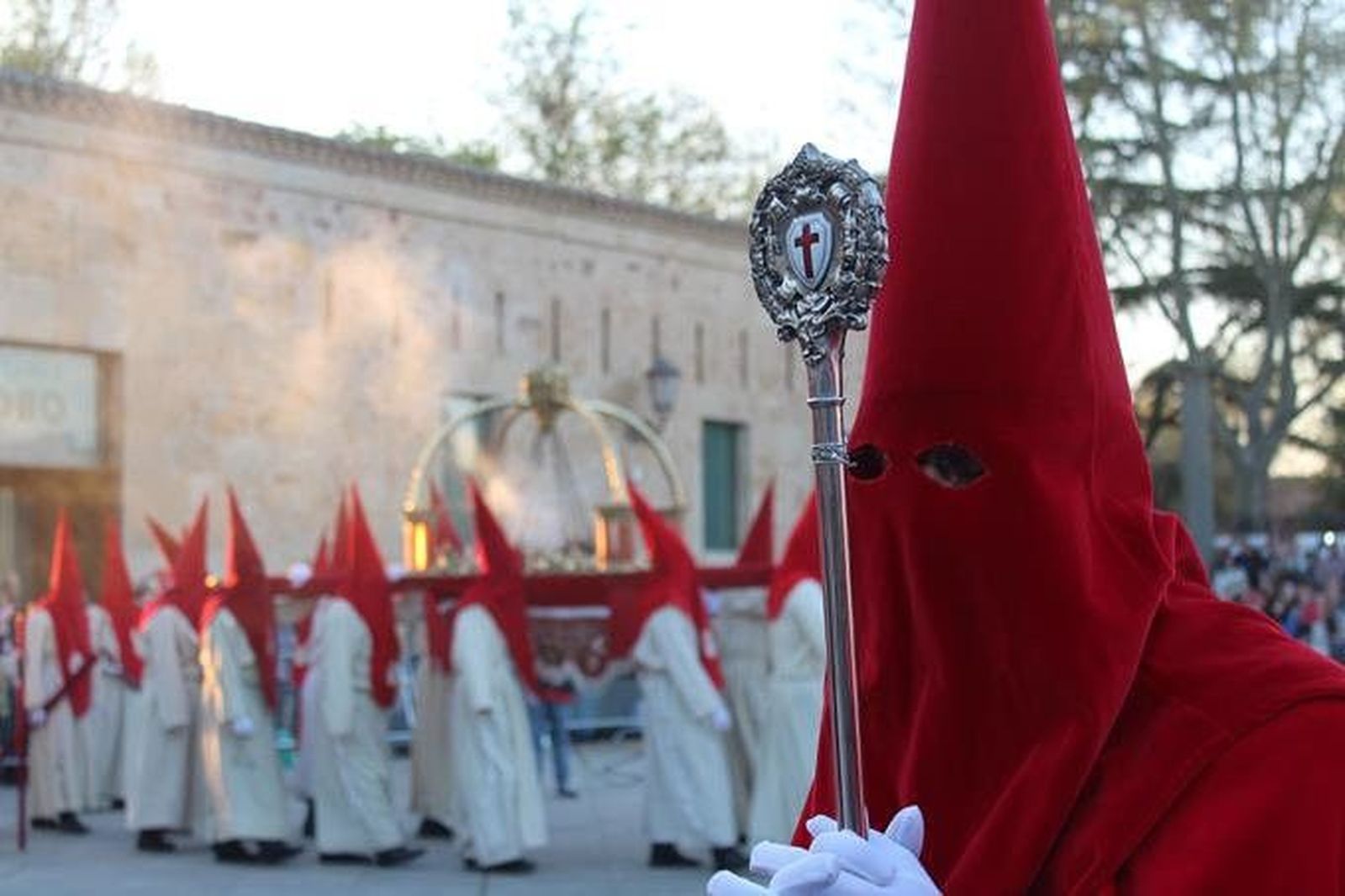 El terciopelo rojo sume a la ciudad bajo el silencio