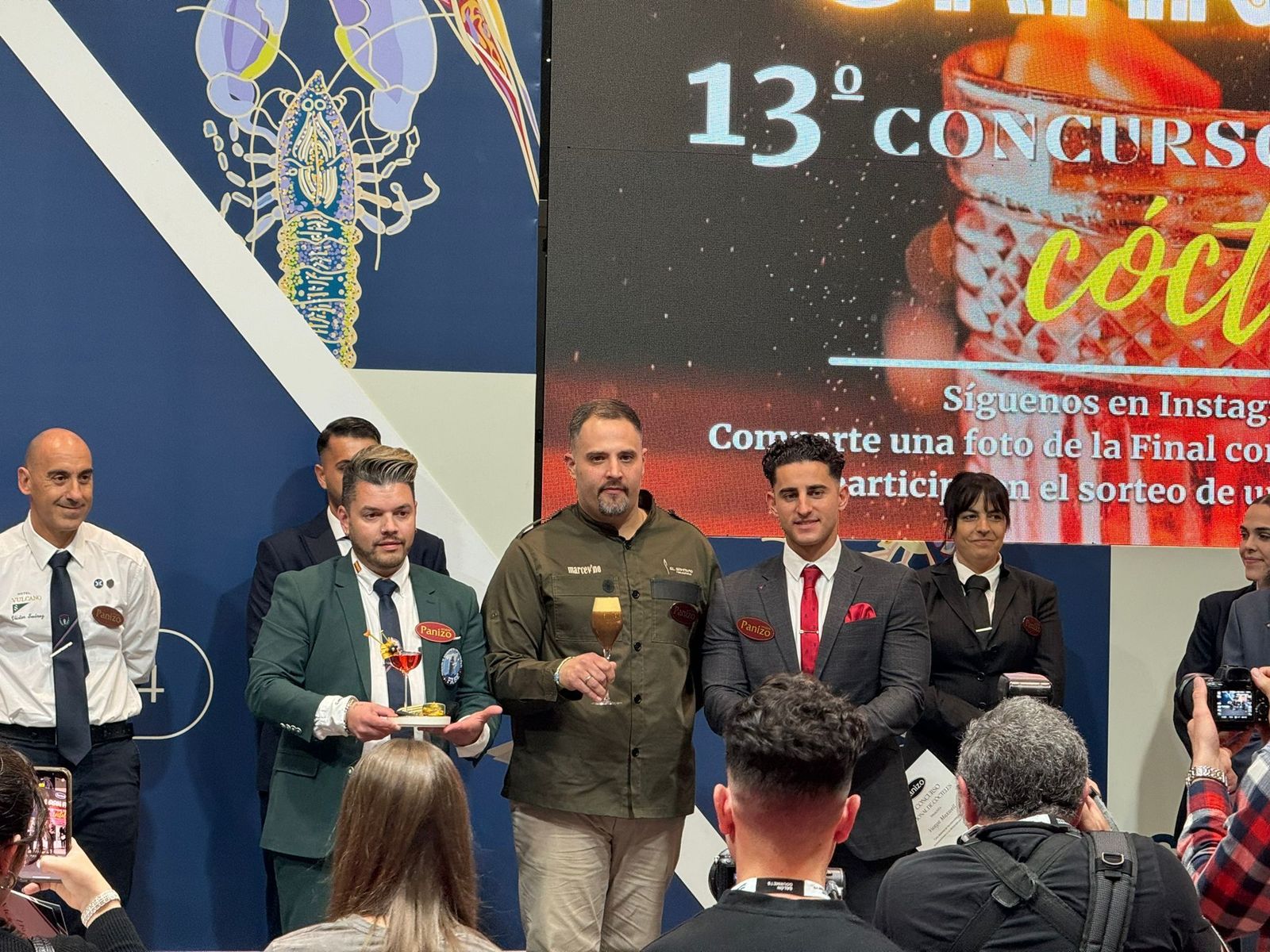 Jonathan Méndez posa con su cóctel 'Homenaje'